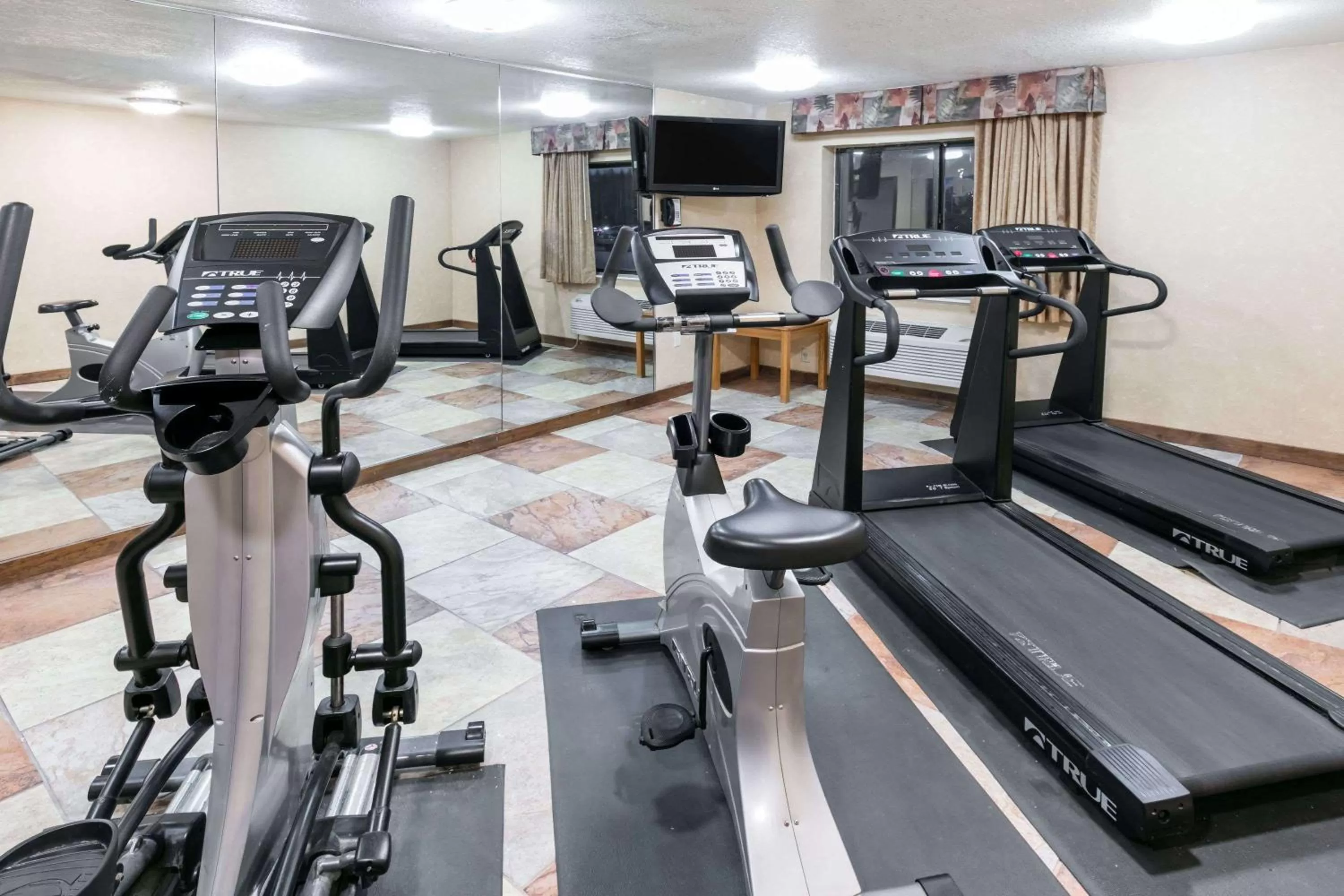 Fitness centre/facilities in Baymont by Wyndham Arlington At Six Flags Dr