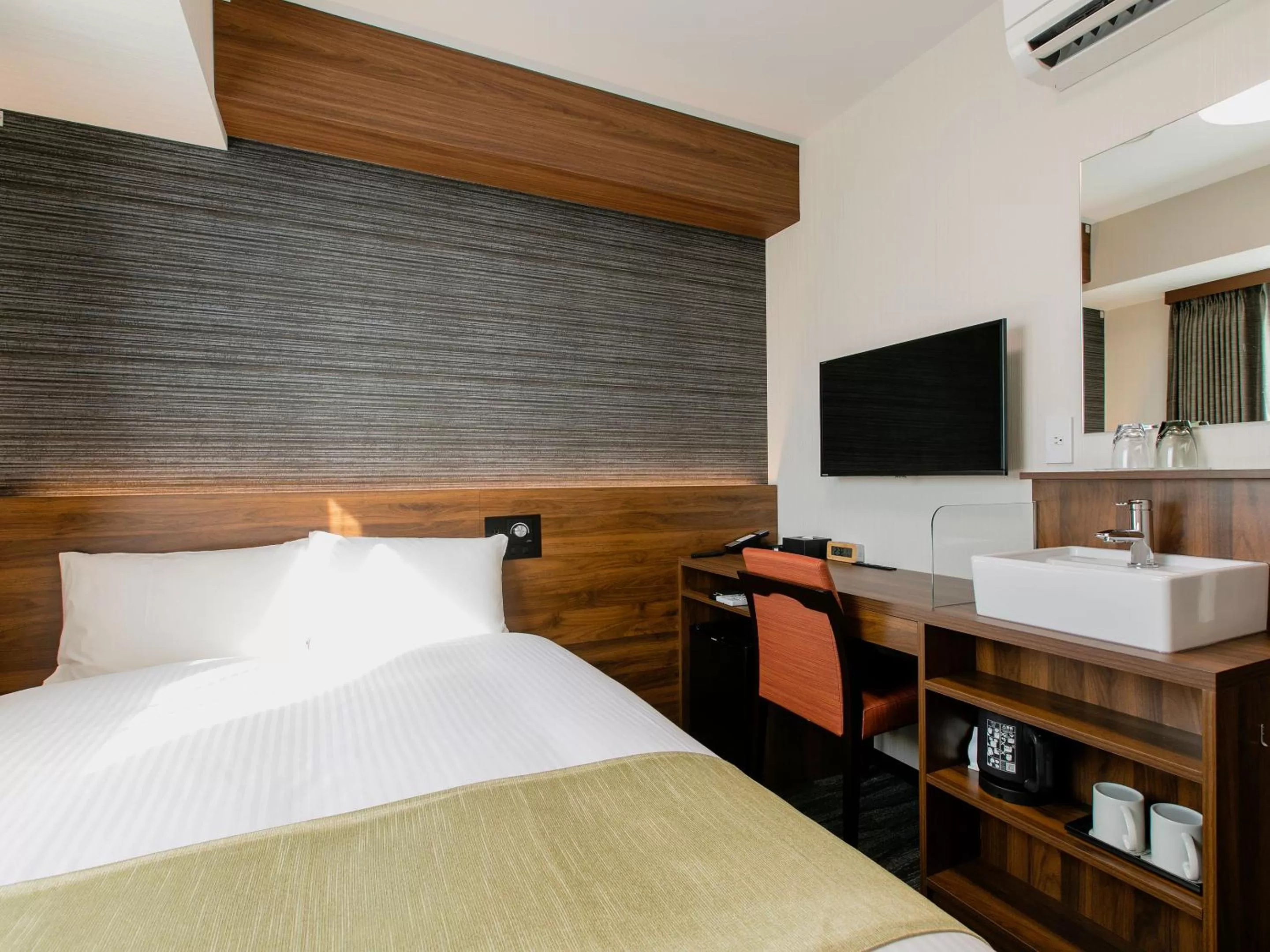 Bed in KOKO HOTEL Takamatsu - formerly Hotel Wing Takamatsu