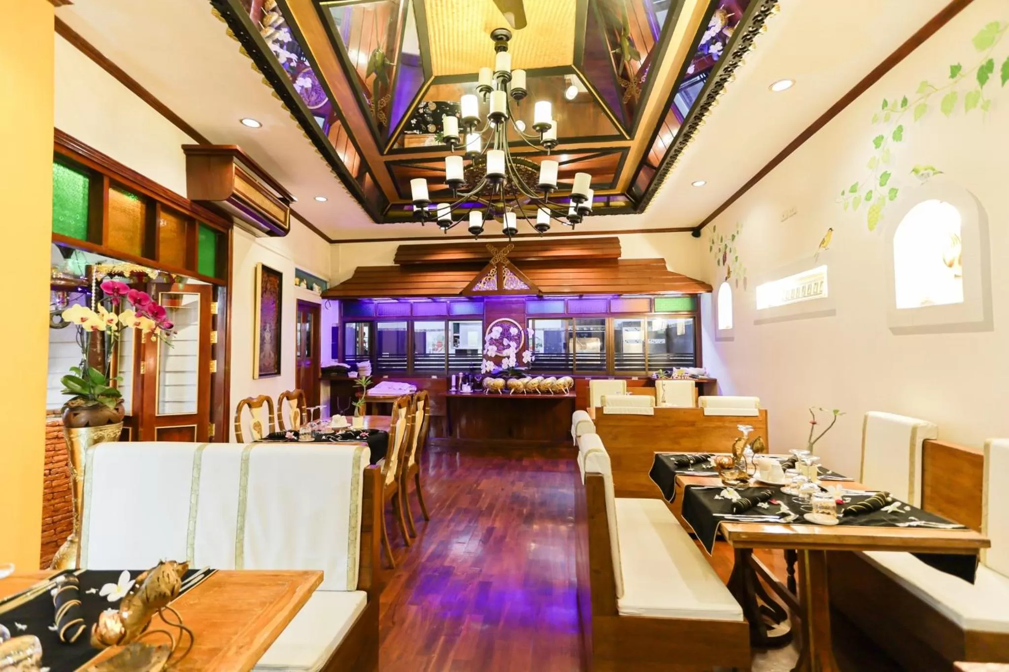 Restaurant/places to eat in Olivier Boutique