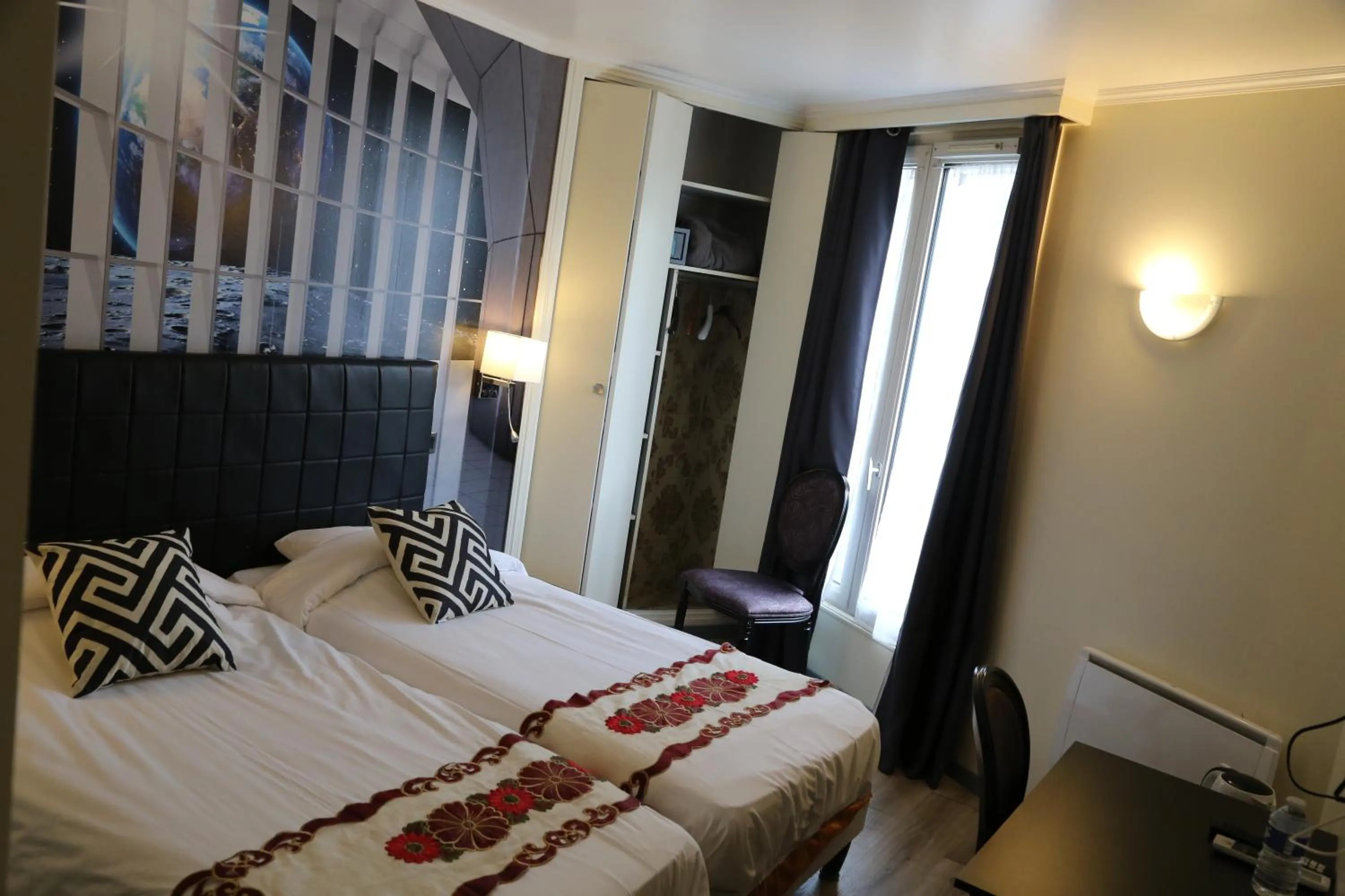 Bedroom, Bed in Hôtel Princesse Isabelle