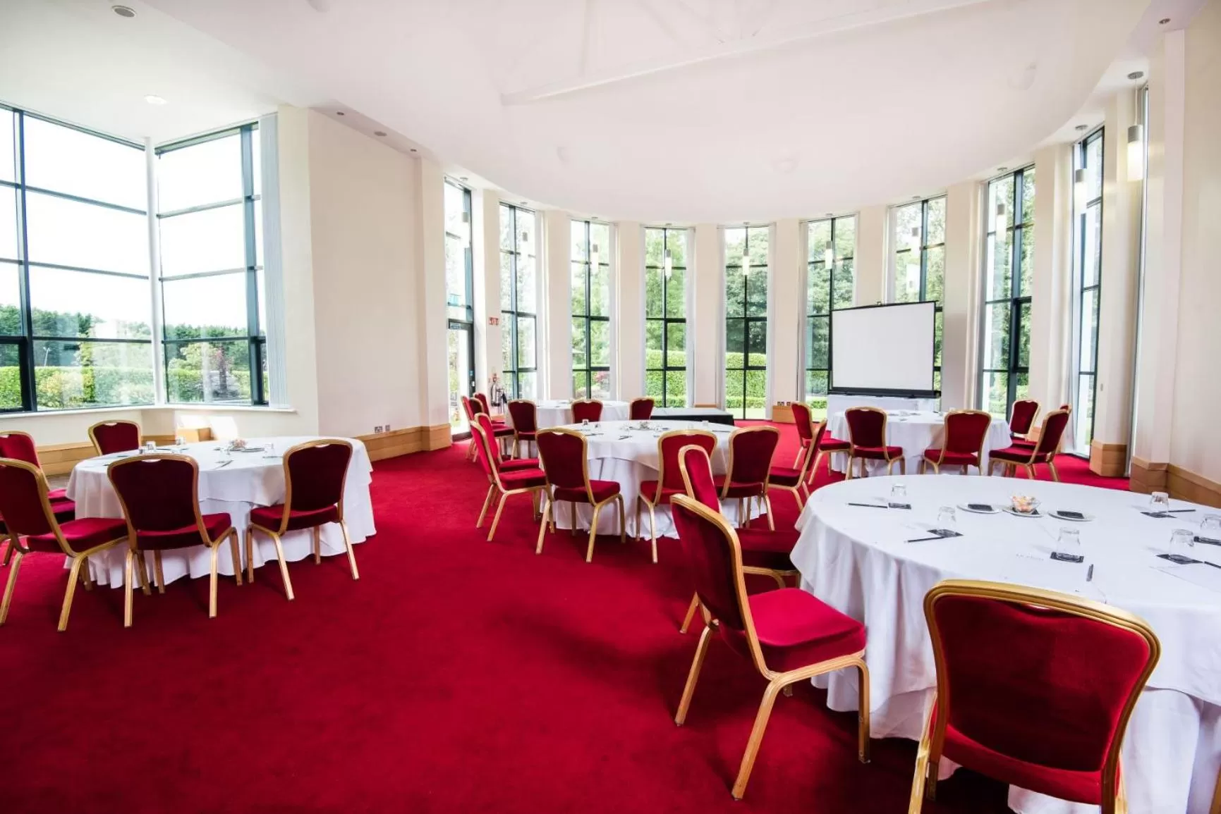 Seating area in La Mon Hotel & Country Club