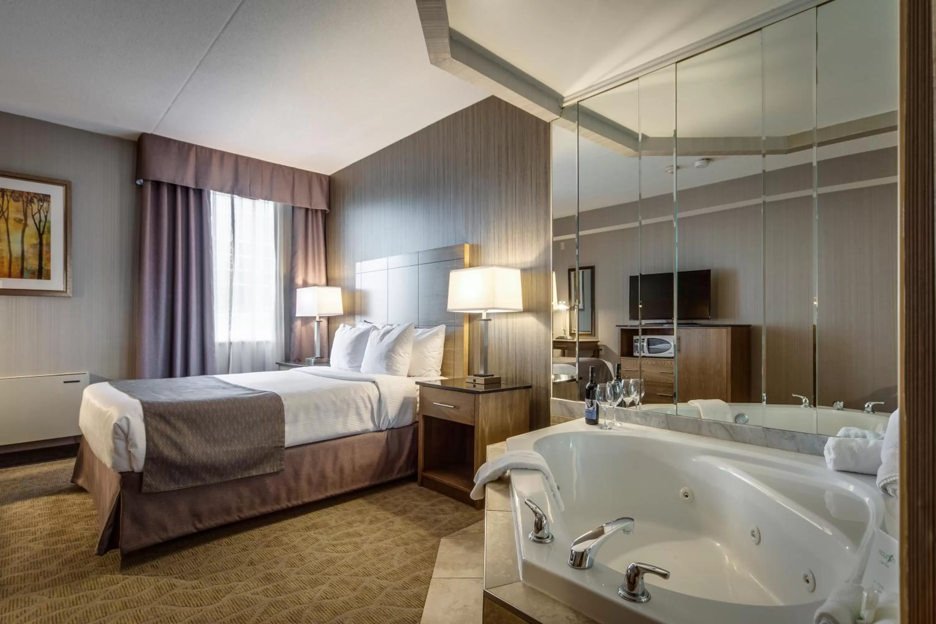 Hot Tub, Bed in Monte Carlo Inn Airport Suites