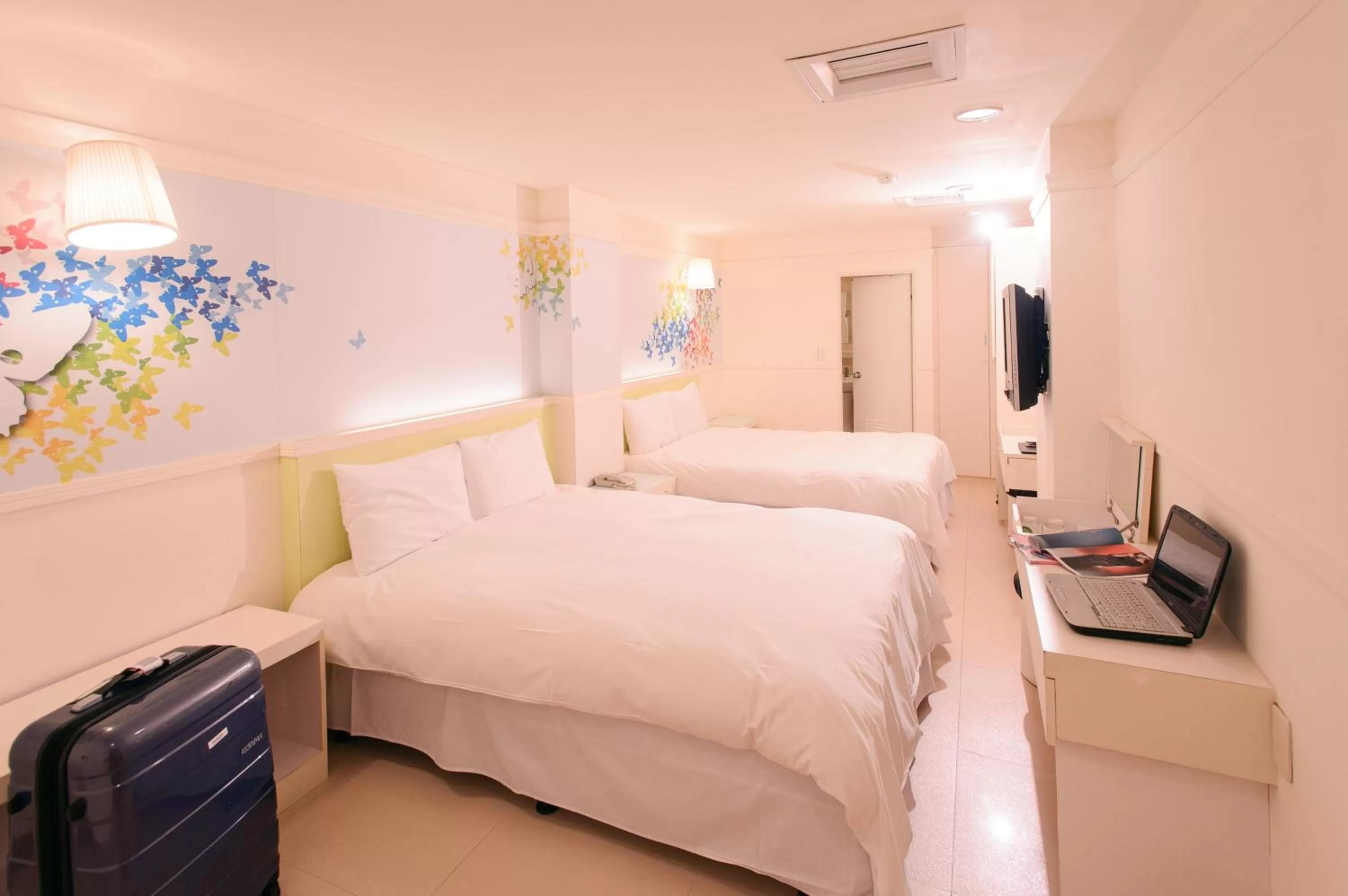 Photo of the whole room, Bed in Kiwi Express Hotel - Zhong Zheng Branch