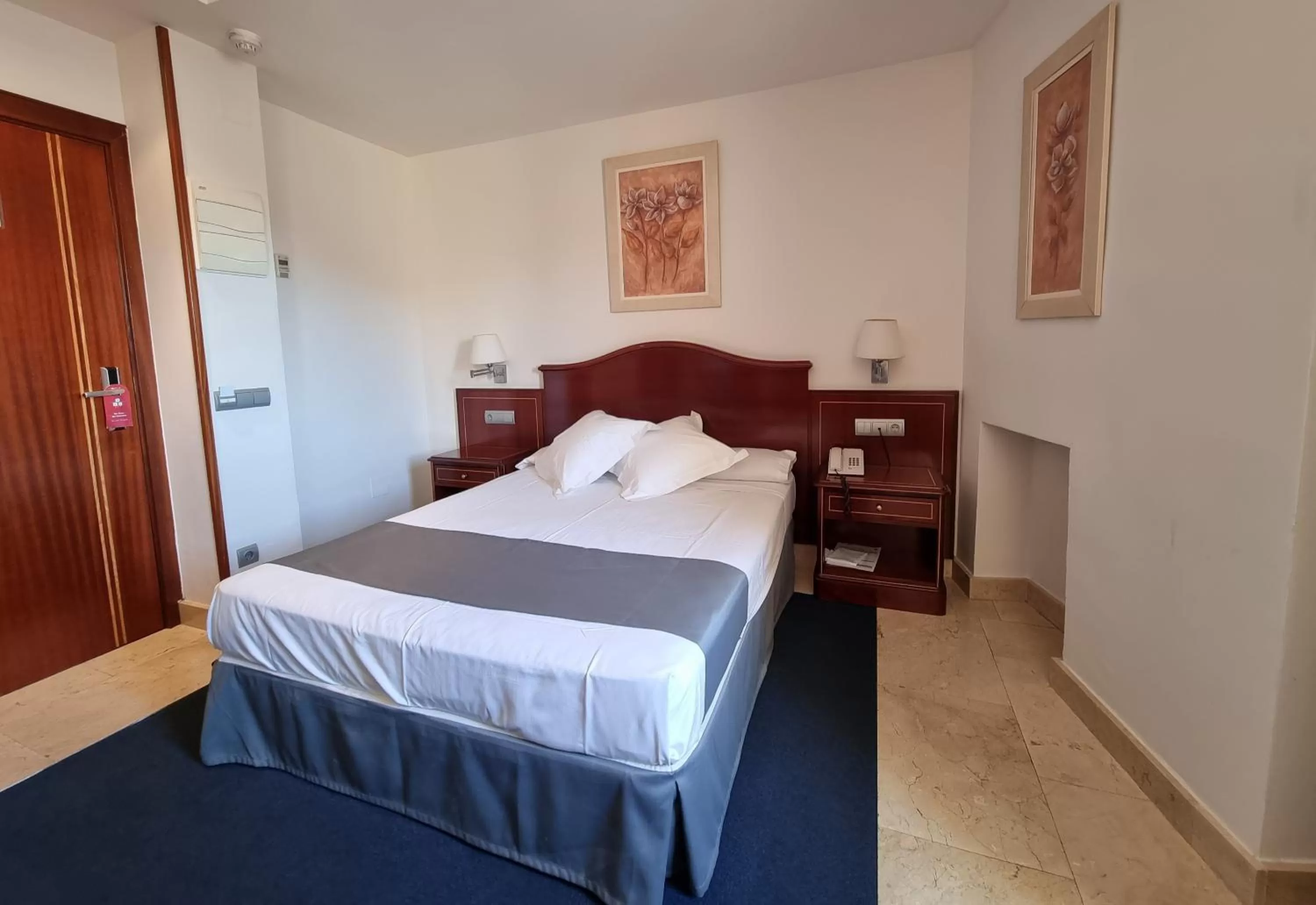 Property building, Bed in Hotel Gran Legazpi