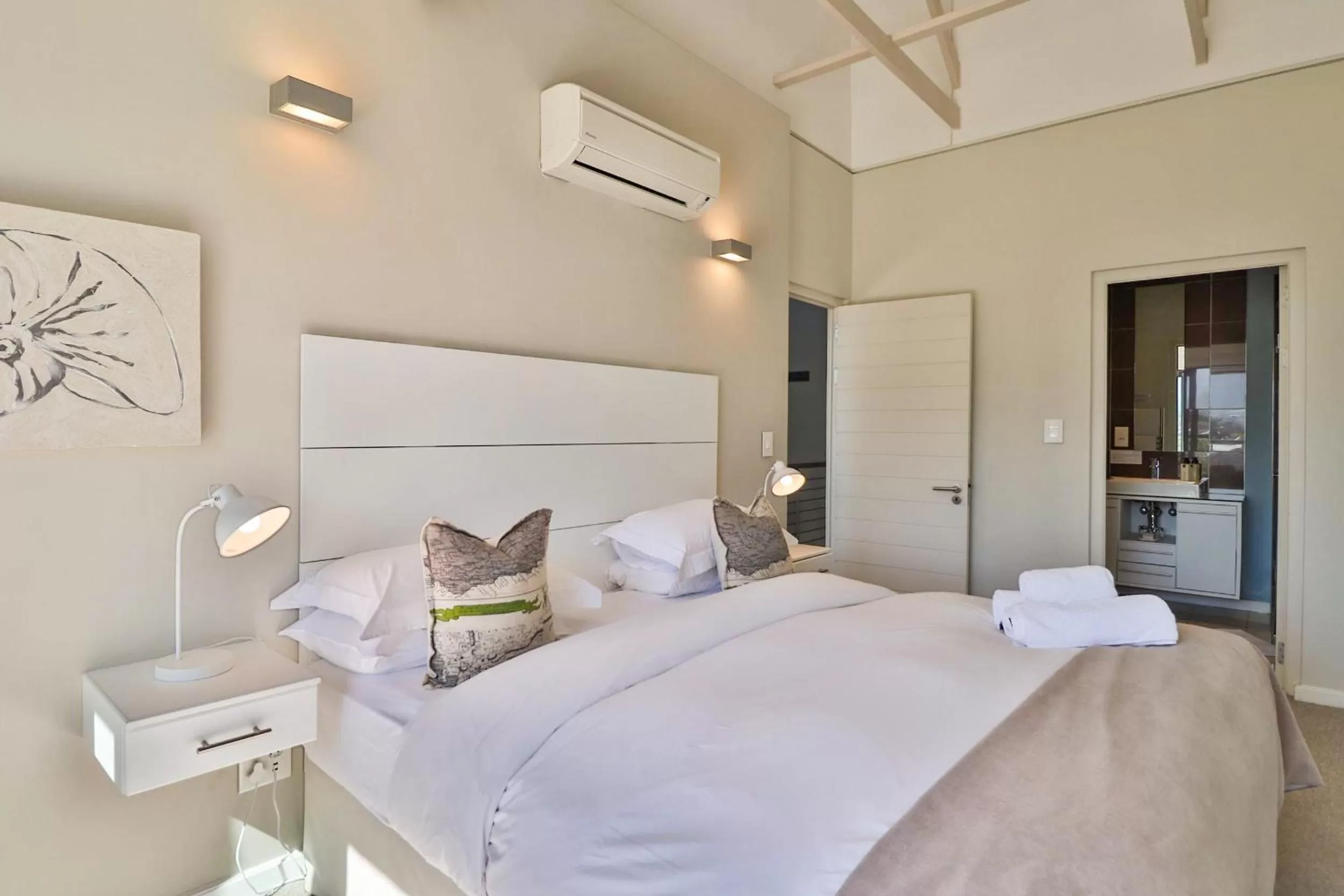 Bedroom, Bed in Whale Coast All-Suite-Hotel - DCC Hotel Group