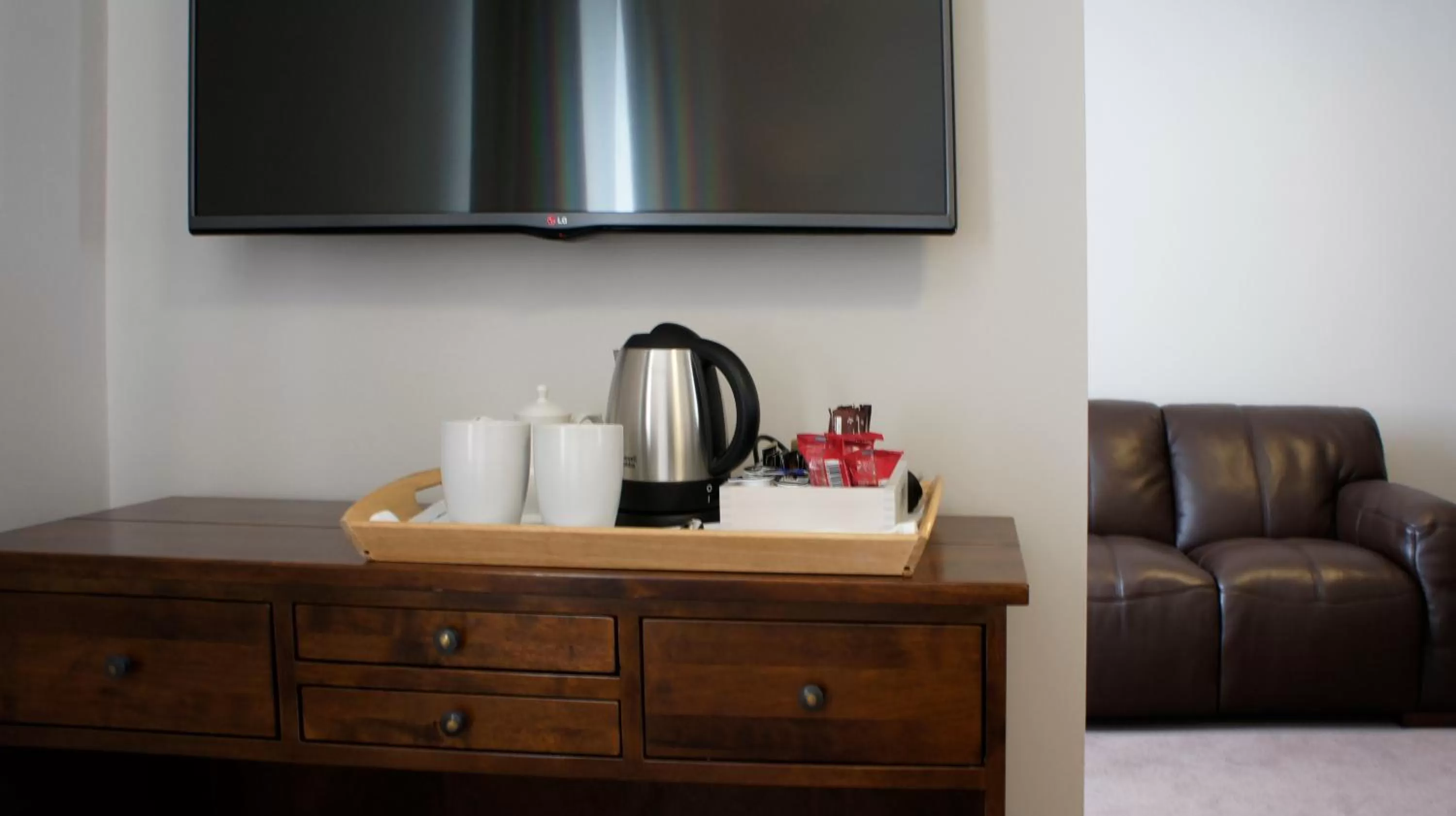 Bedroom, TV/Entertainment Center in Abergavenny Hotel
