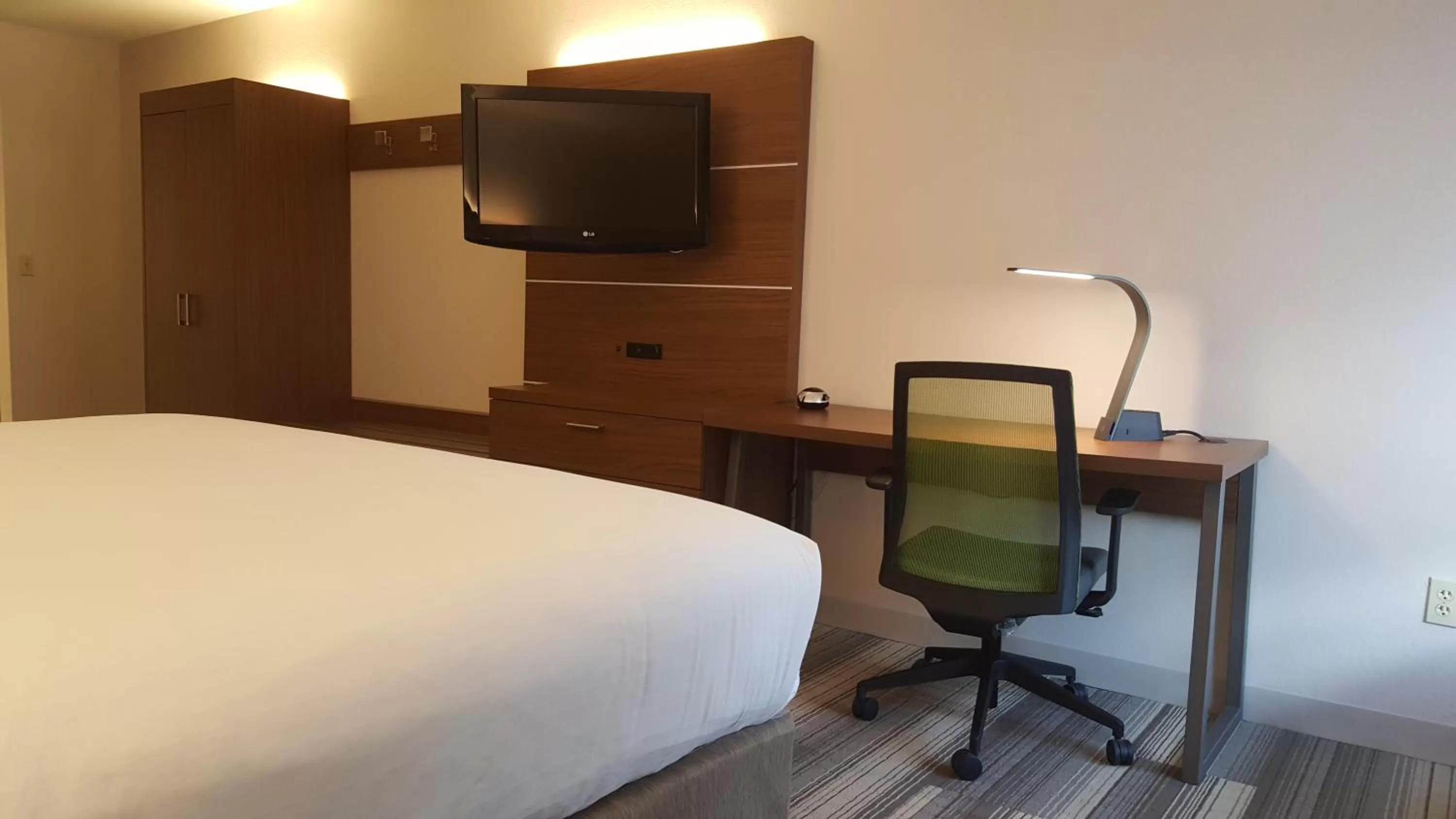 Photo of the whole room, Bed in Holiday Inn Express Hotel & Suites Jacksonville-South by IHG