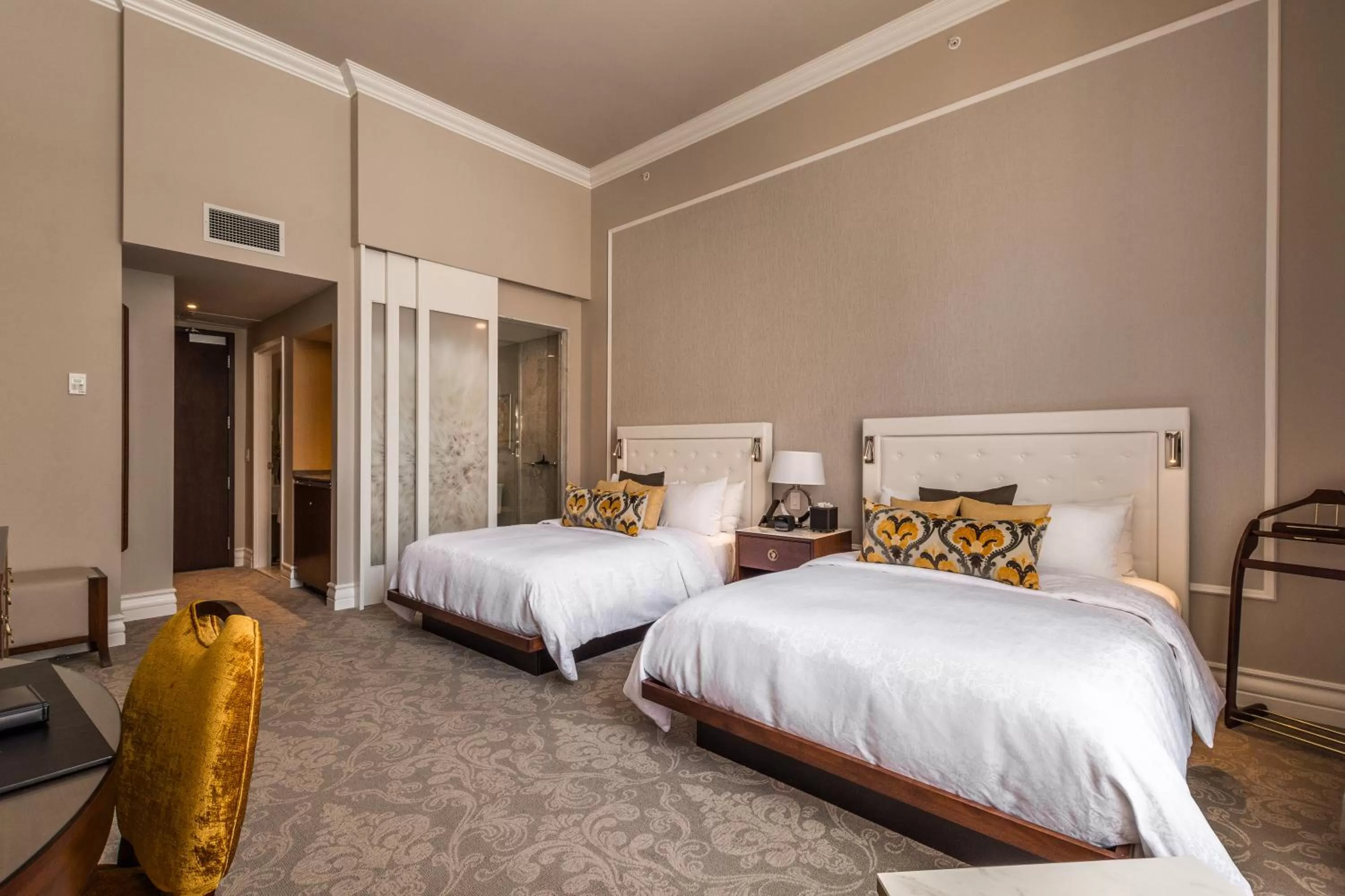 Bed in Hôtel Birks Montréal