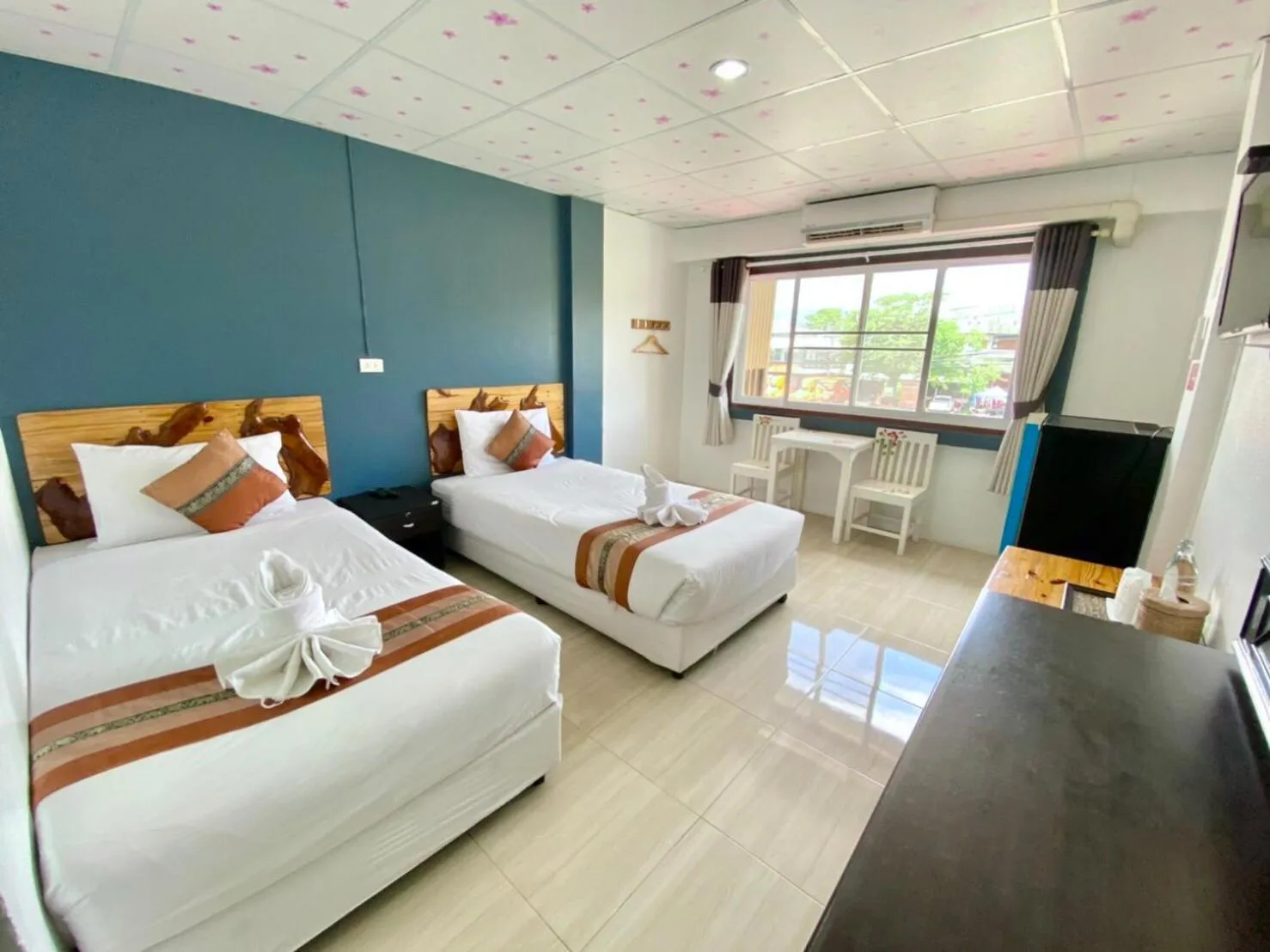 Bedroom, Bed in Diamond de pai