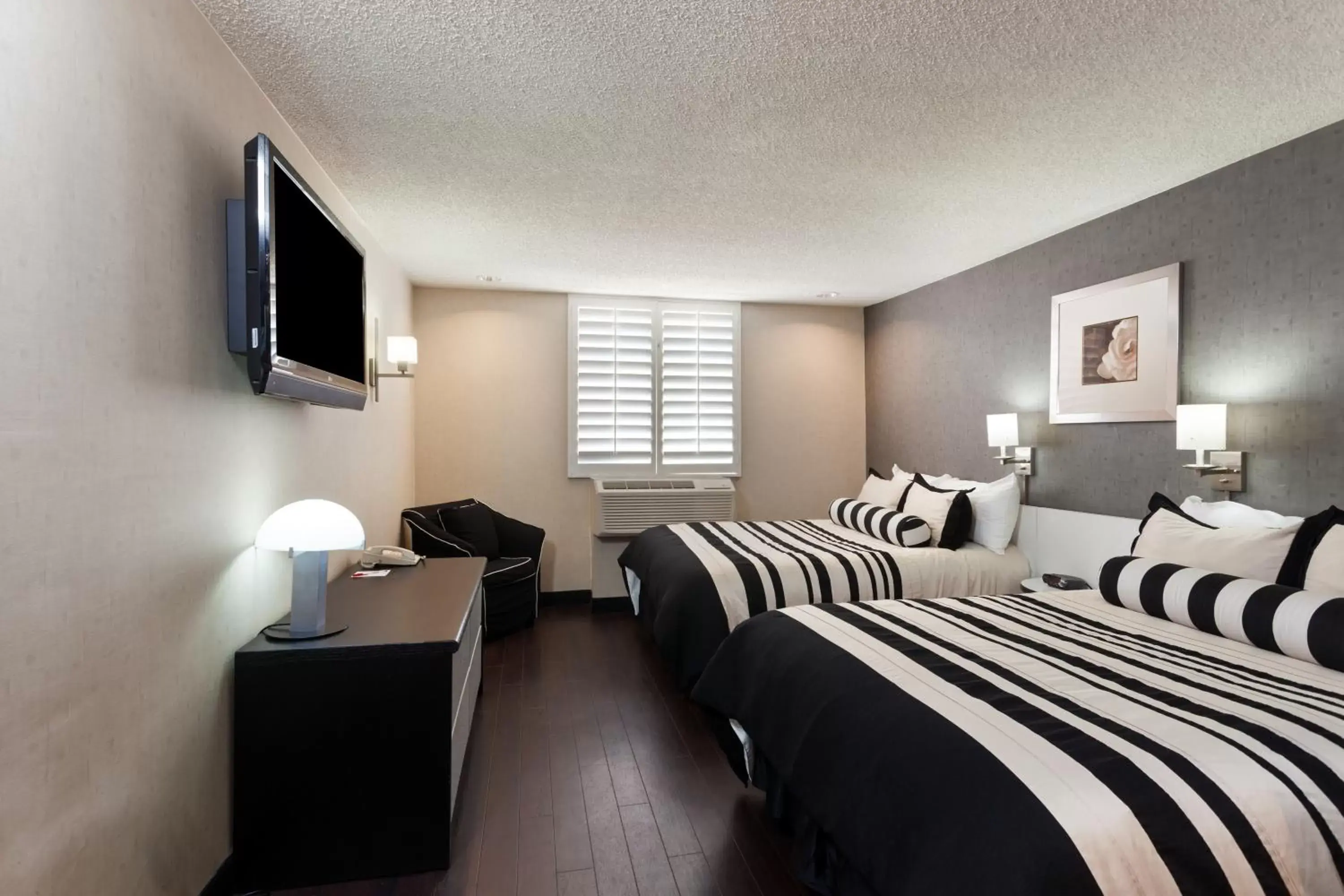 Double Room with Two Double Beds in Ramada Plaza by Wyndham West Hollywood Hotel & Suites Double Room with Two Double Beds in Ramada Plaza by Wyndham West Hollywood Hotel & Suites