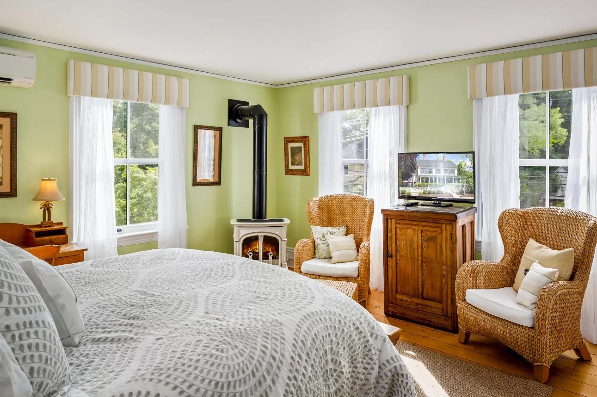 Seating area, Bed in Abigail's Inn