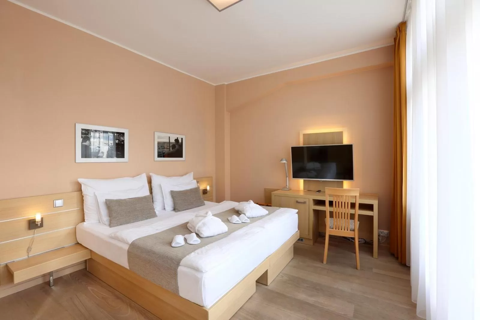 Bedroom, Bed in Amarilis