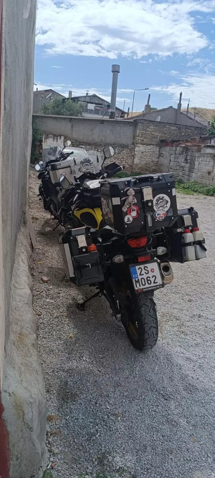 Day in Hotel Crowded House