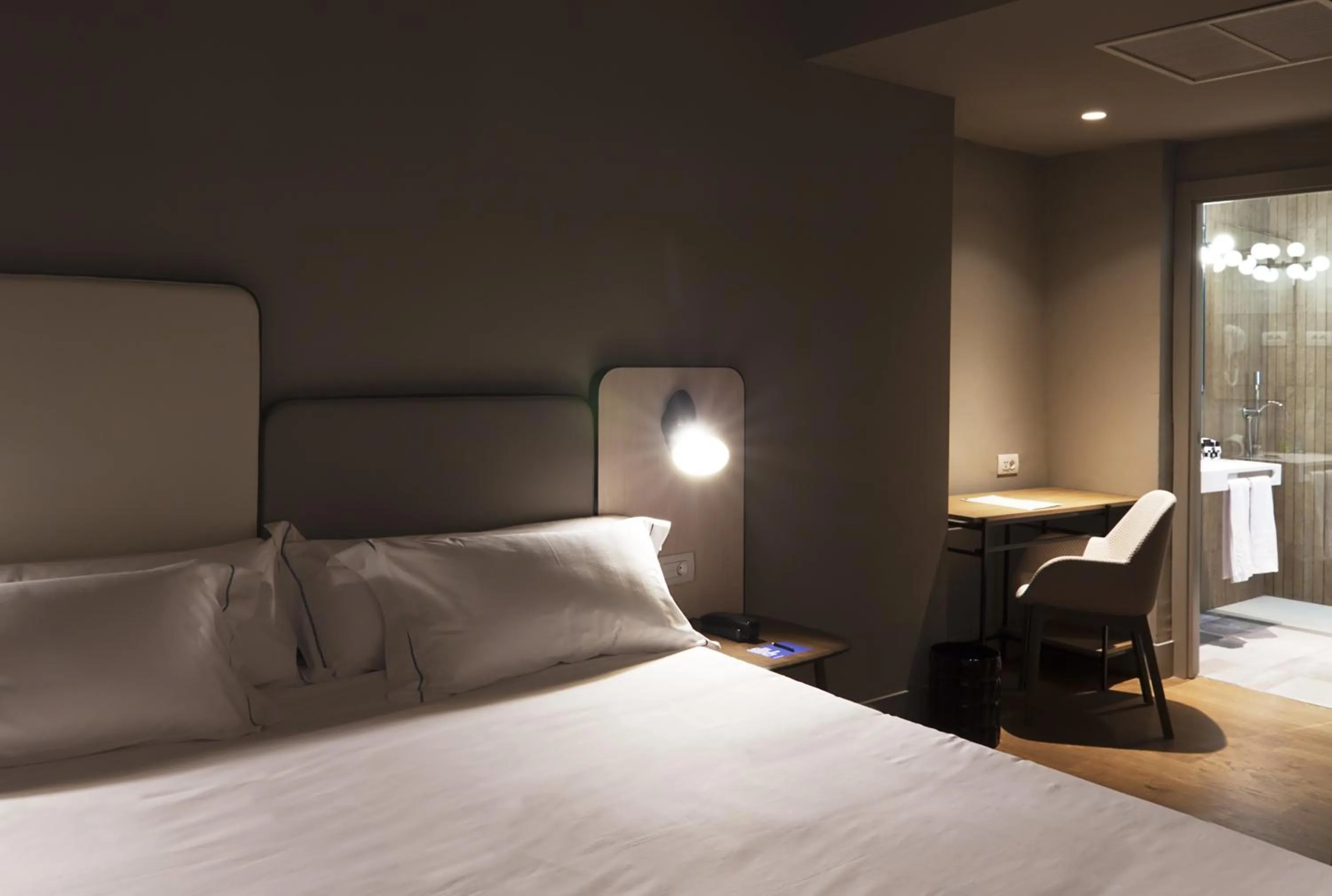 Night, Bed in One Shot Colón