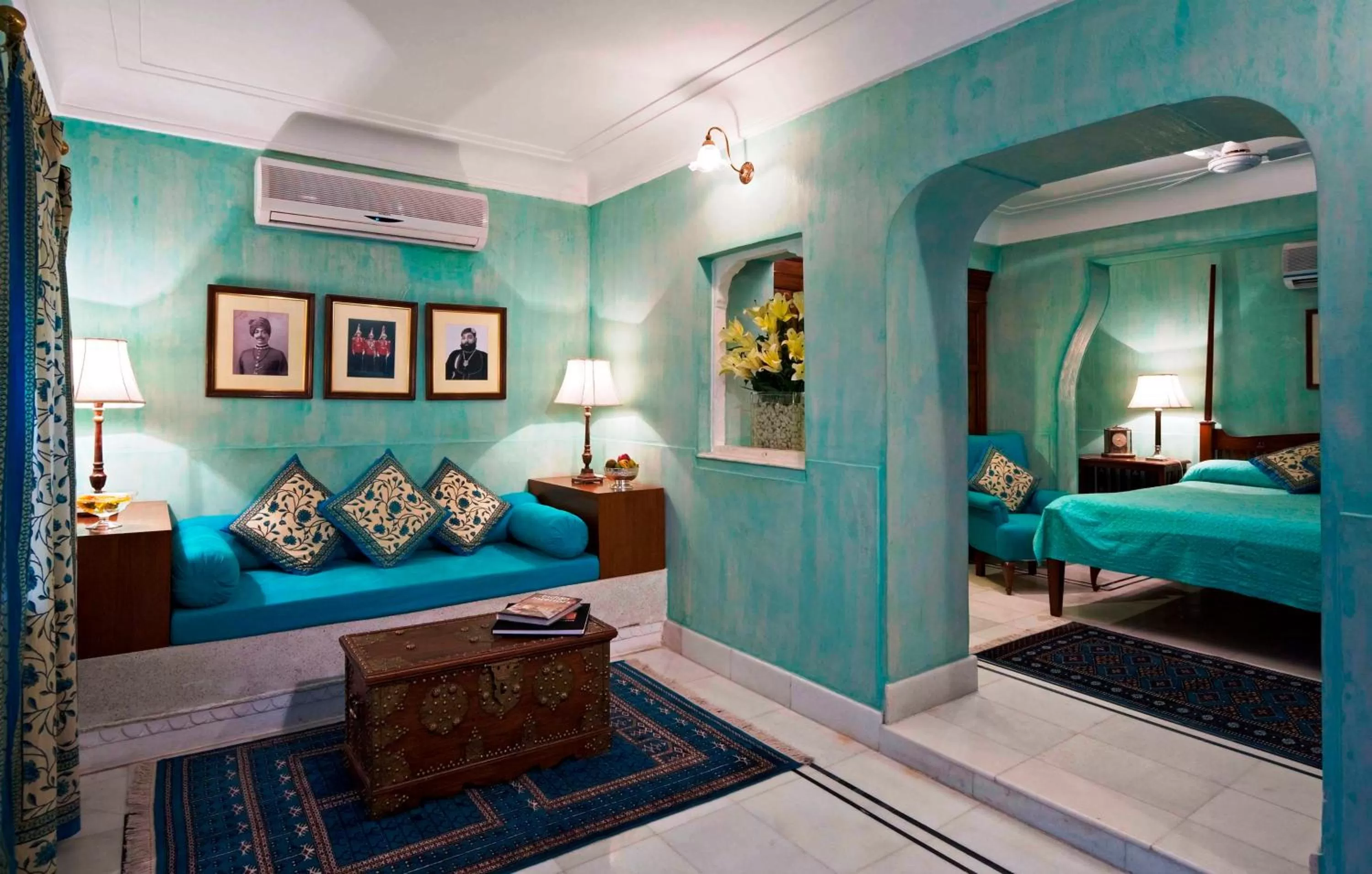 Living room, Bed in Samode Haveli