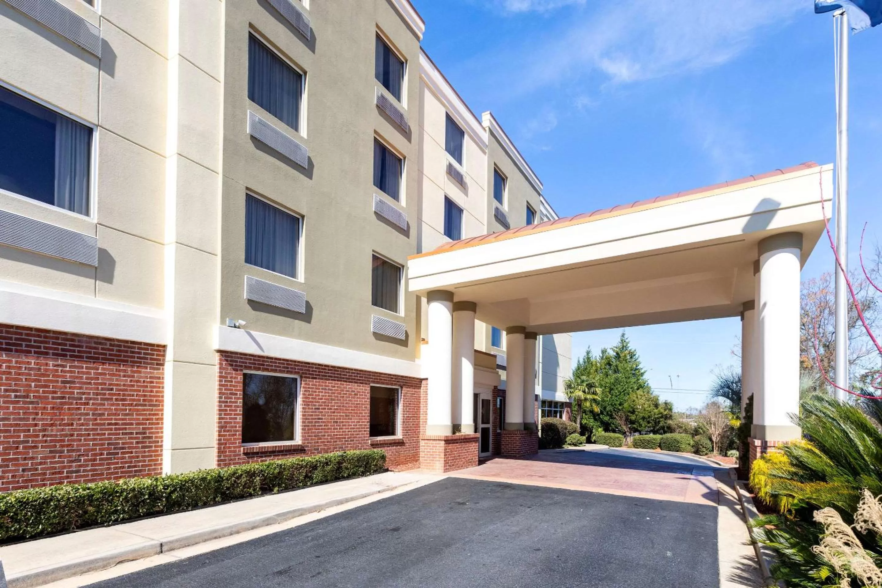 Property building in Comfort Suites Forsyth near I-75