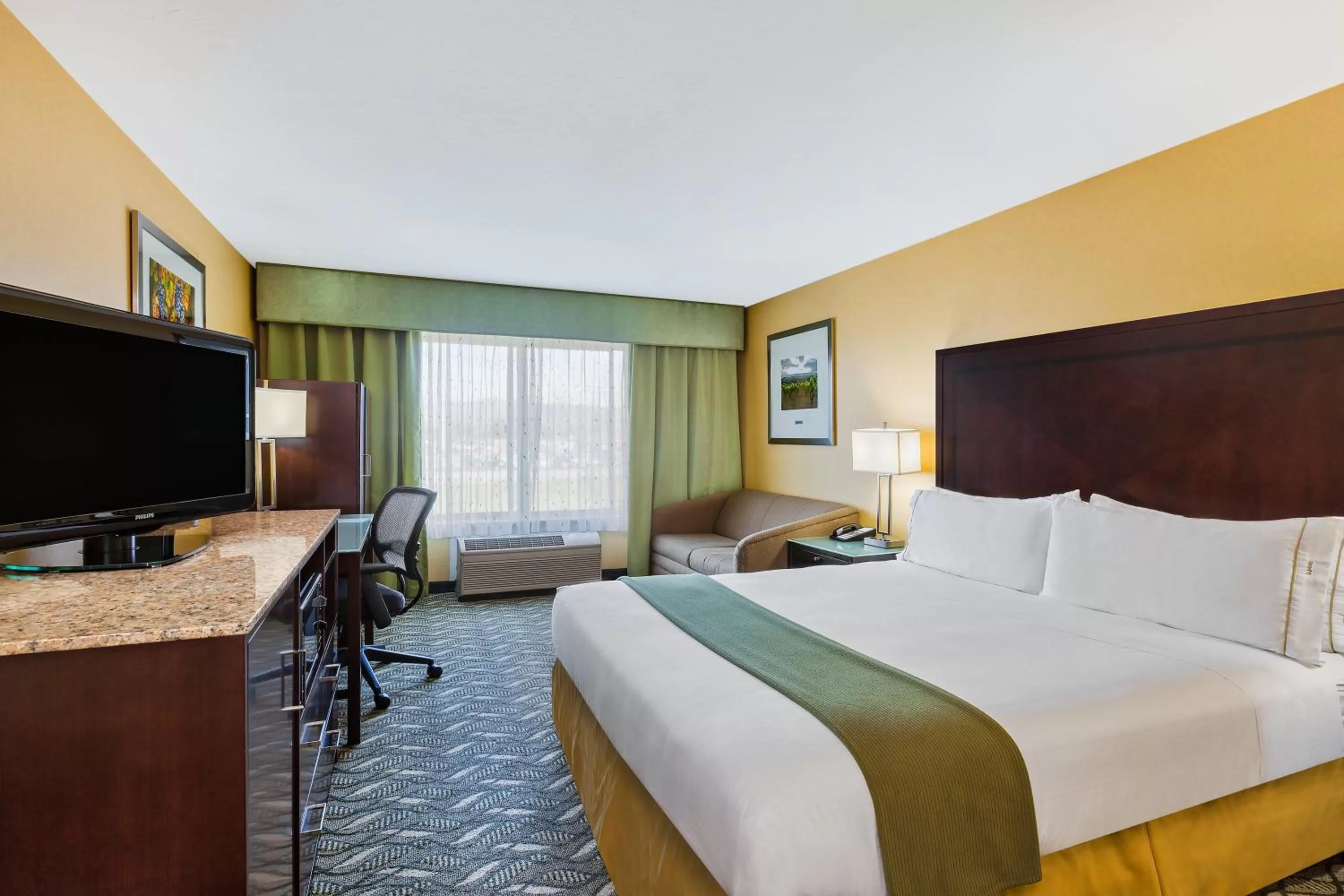 Photo of the whole room, Bed in Holiday Inn Express Hotel & Suites San Jose-Morgan Hill by IHG