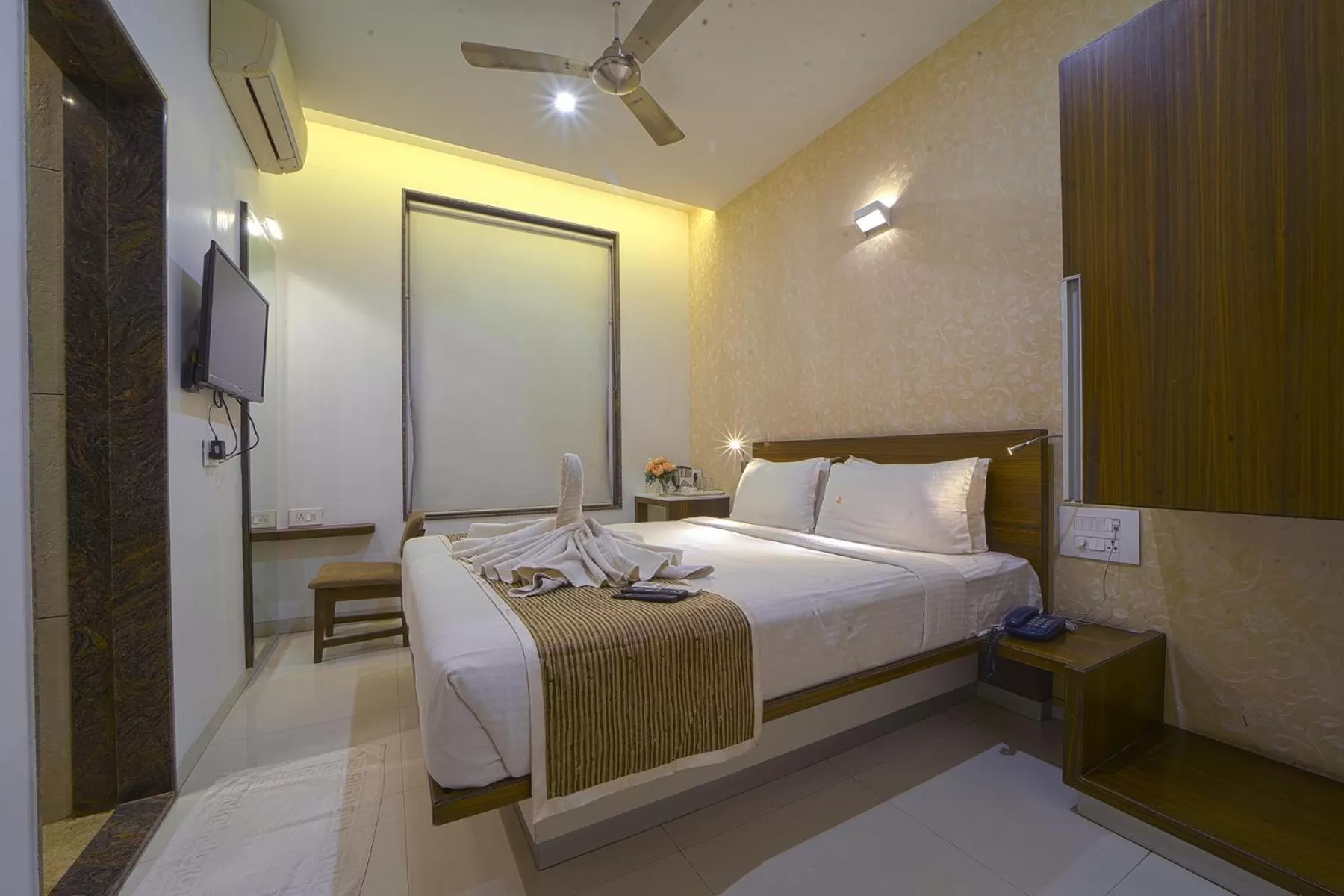 Bedroom, Bed in Hotel SRI SRI EXECUTIVE KOLHAPUR NEAR MAHALAXMI TEMPLE