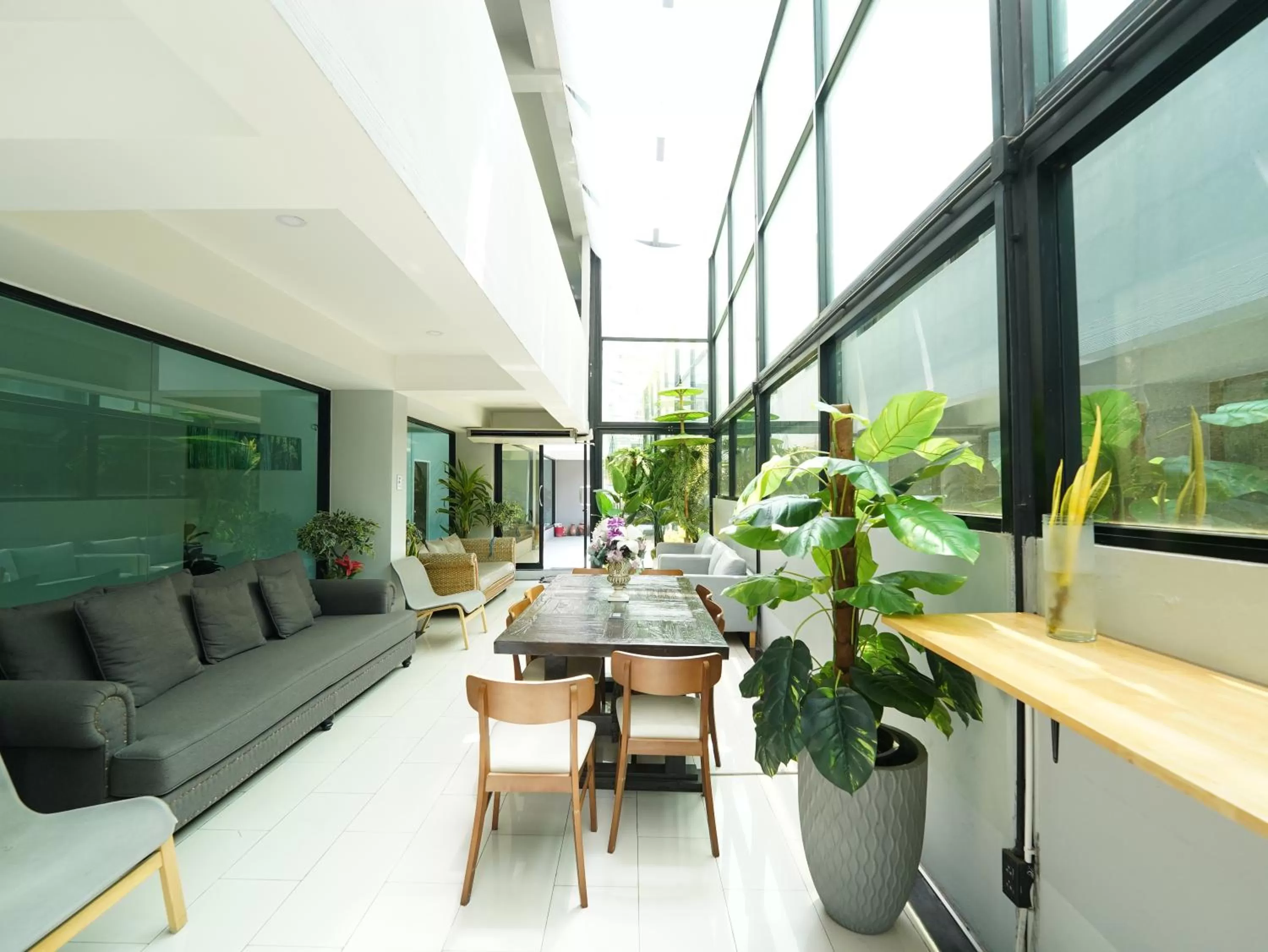 Living room in RoomQuest Bangkok Don Mueang Airport