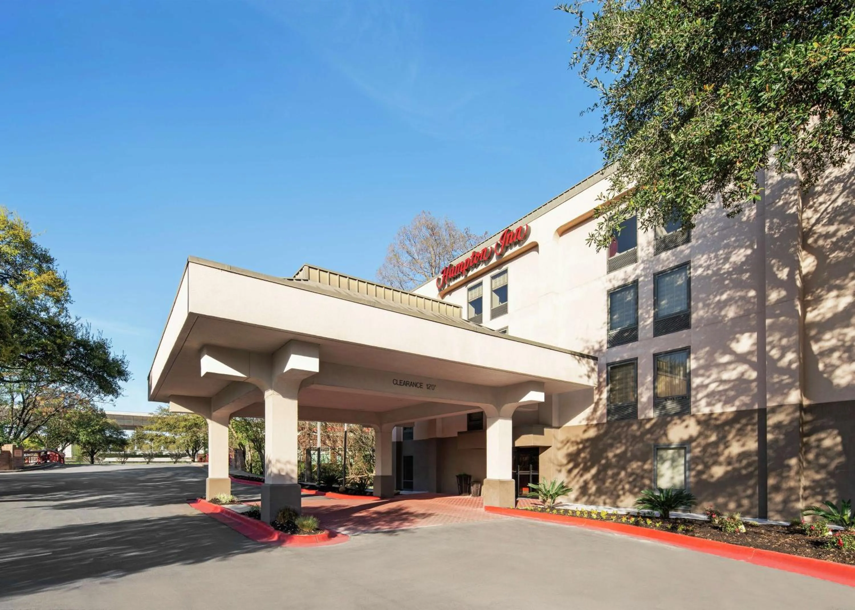Property building in Hampton Inn Austin North