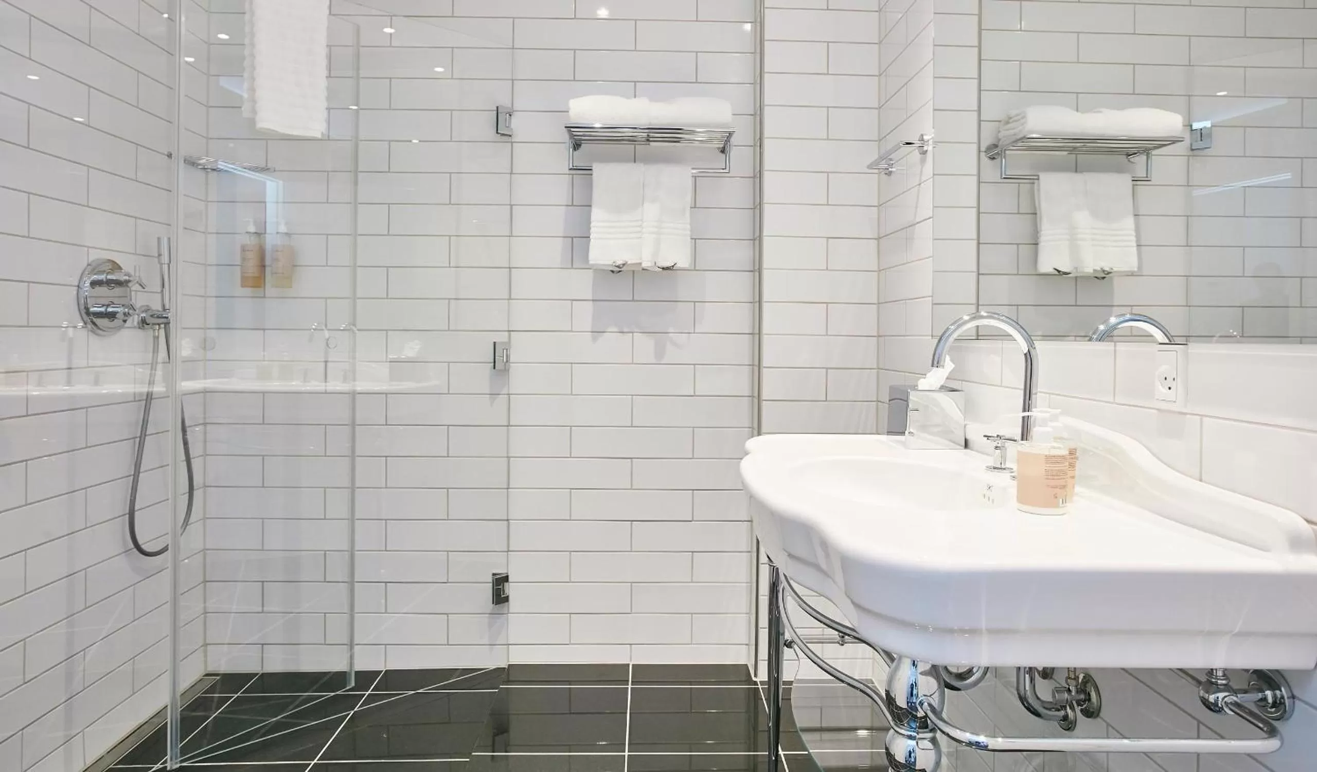 Bathroom in Jørgensens Hotel