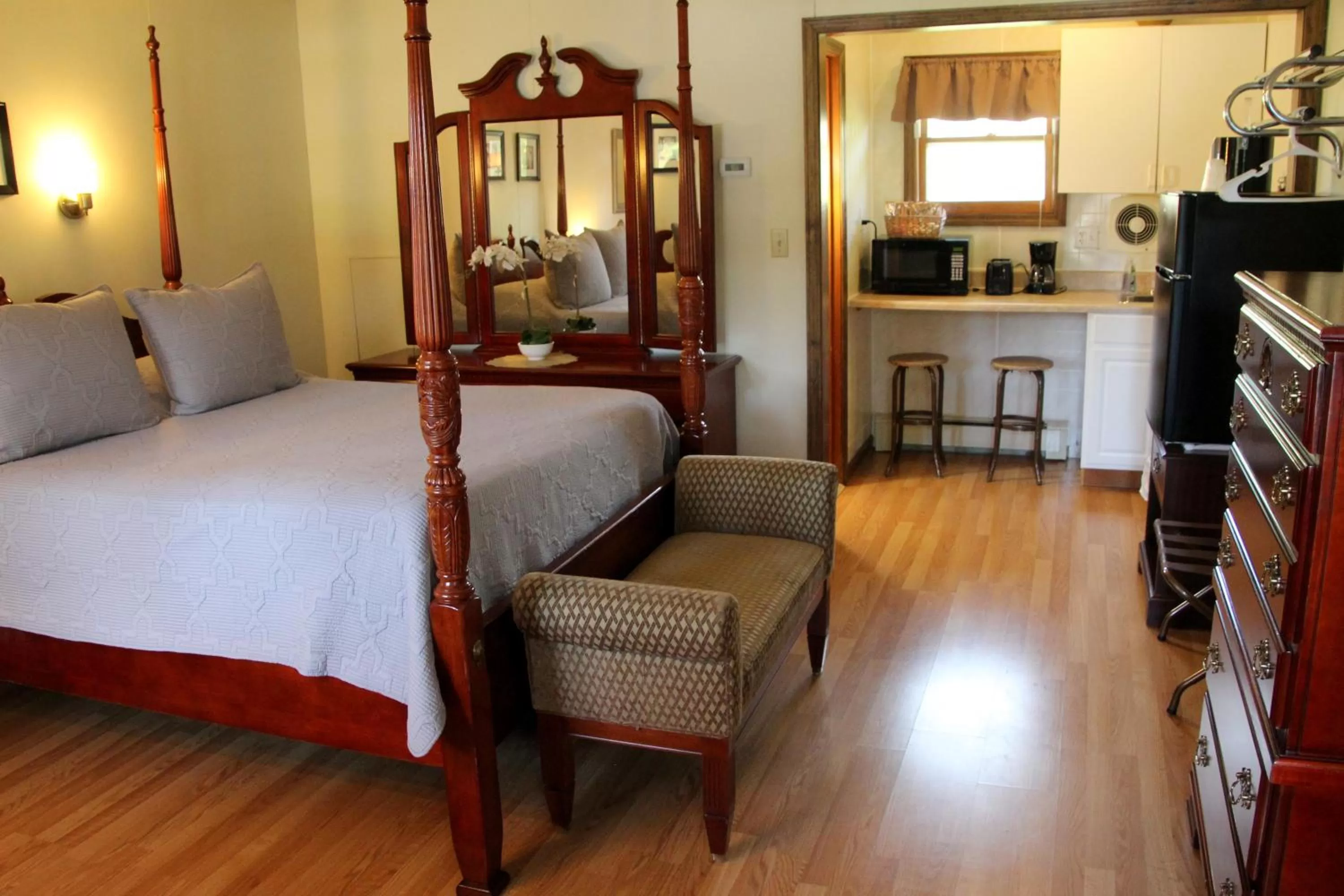 Bedroom, Bed in All Seasons Inn