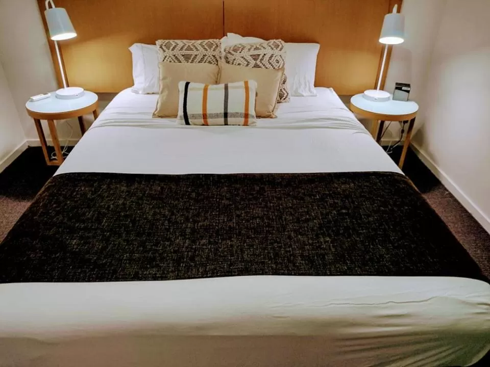 Deluxe Double Room with Balcony and Sea View in Darwin Harbour Suite
