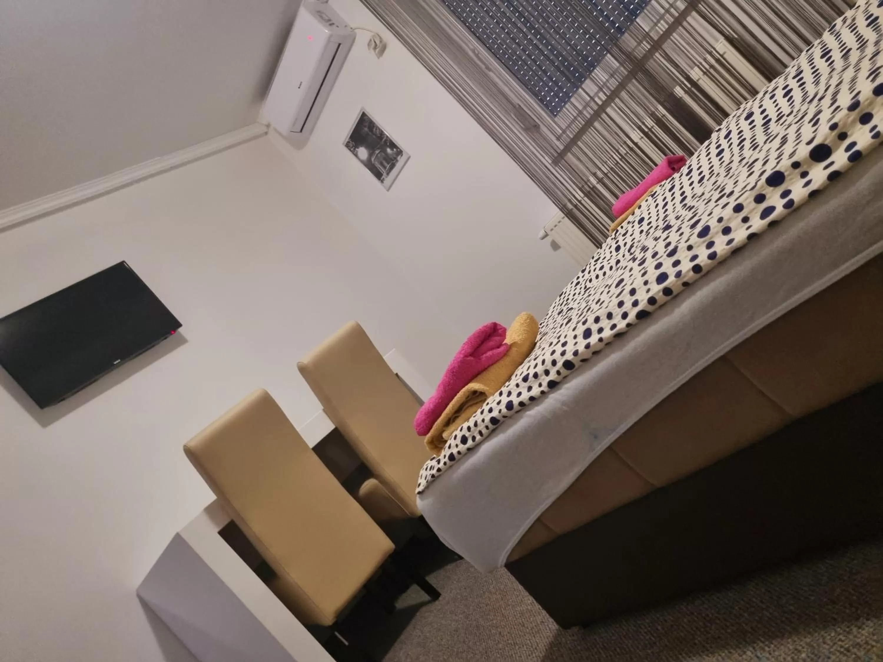 Bedroom, Seating Area in Motel Medium