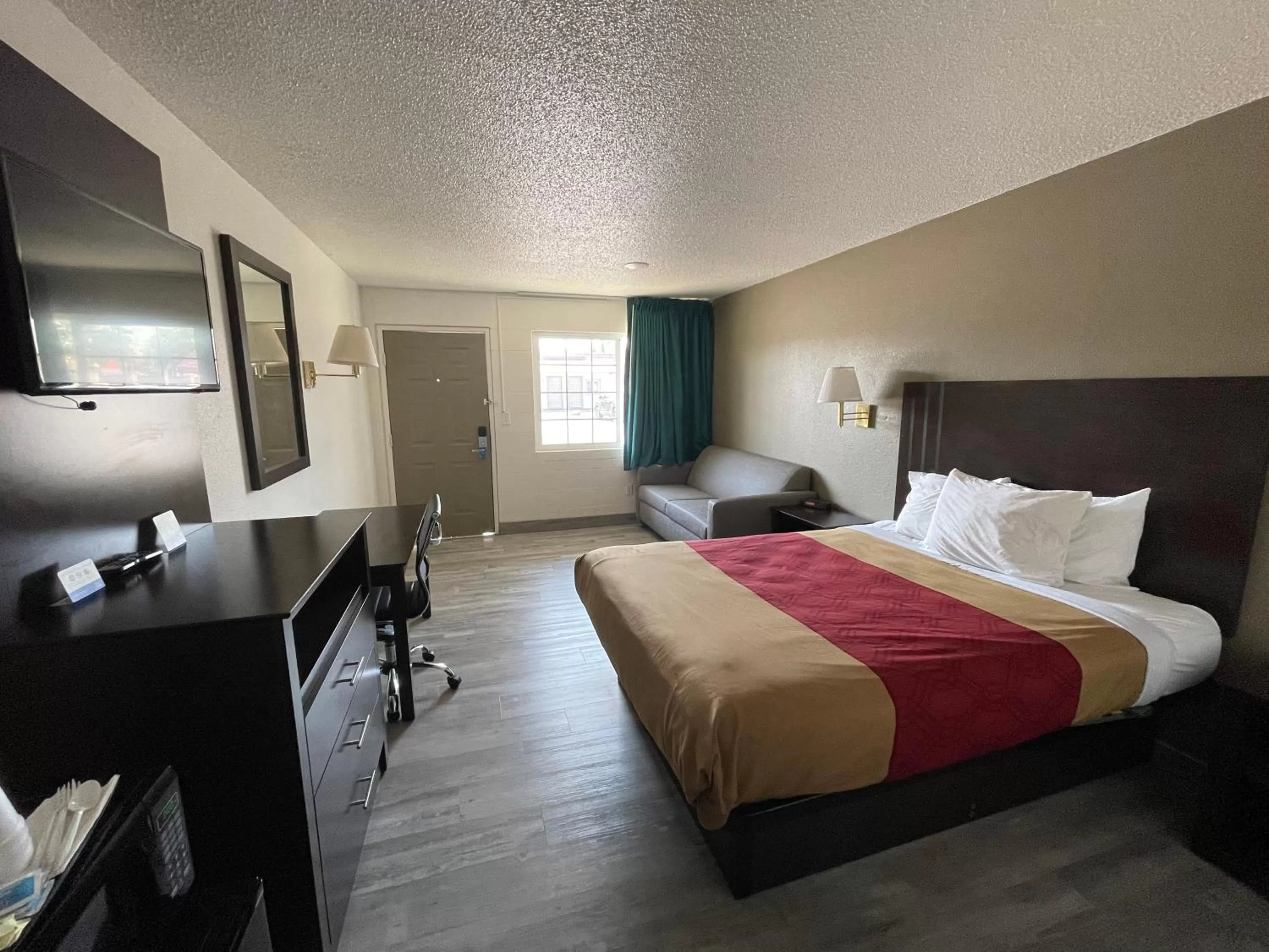Bedroom, Bed in Motel 6 Hermiston OR Umatilla