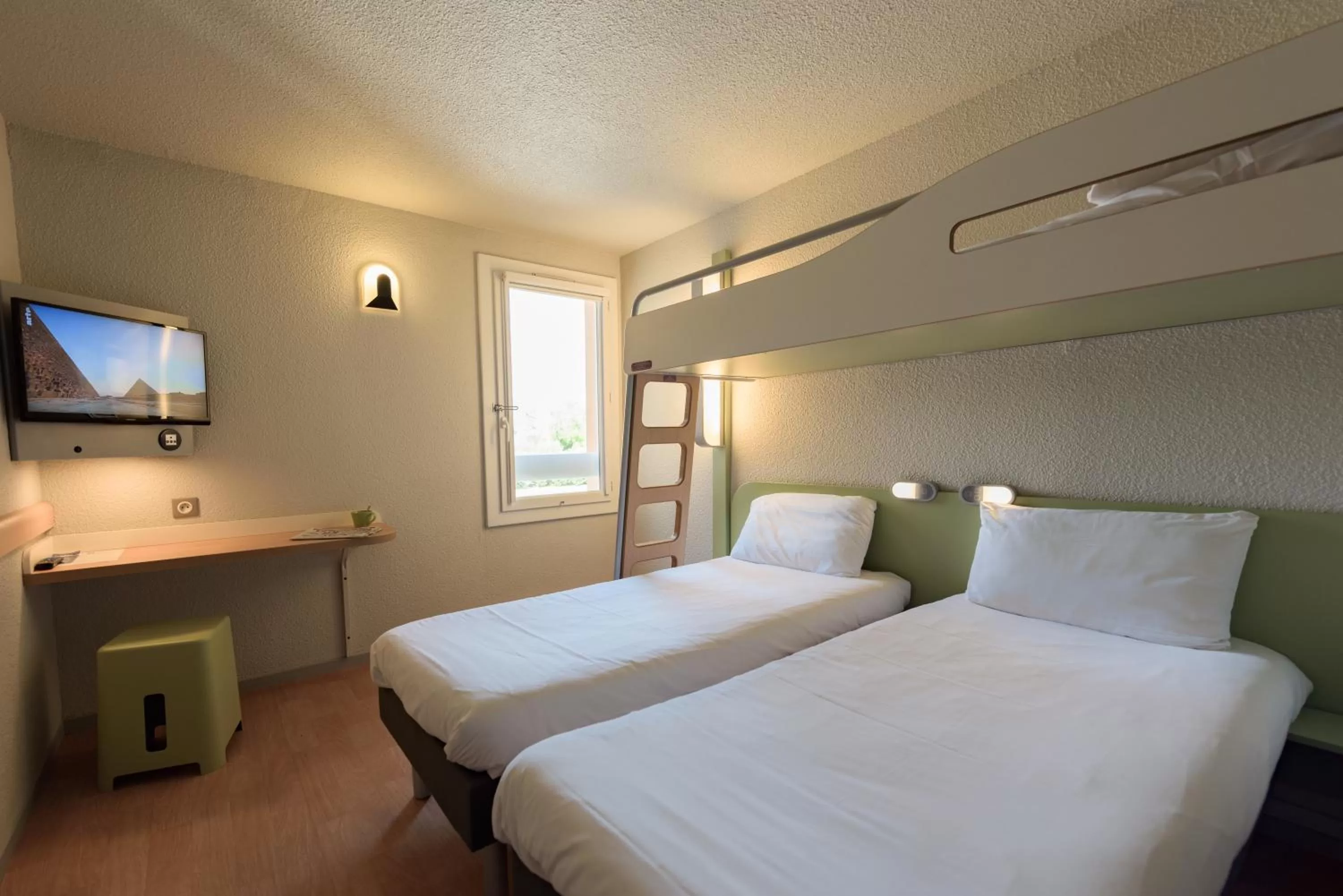 Photo of the whole room, Bed in Ibis Budget Avignon Nord