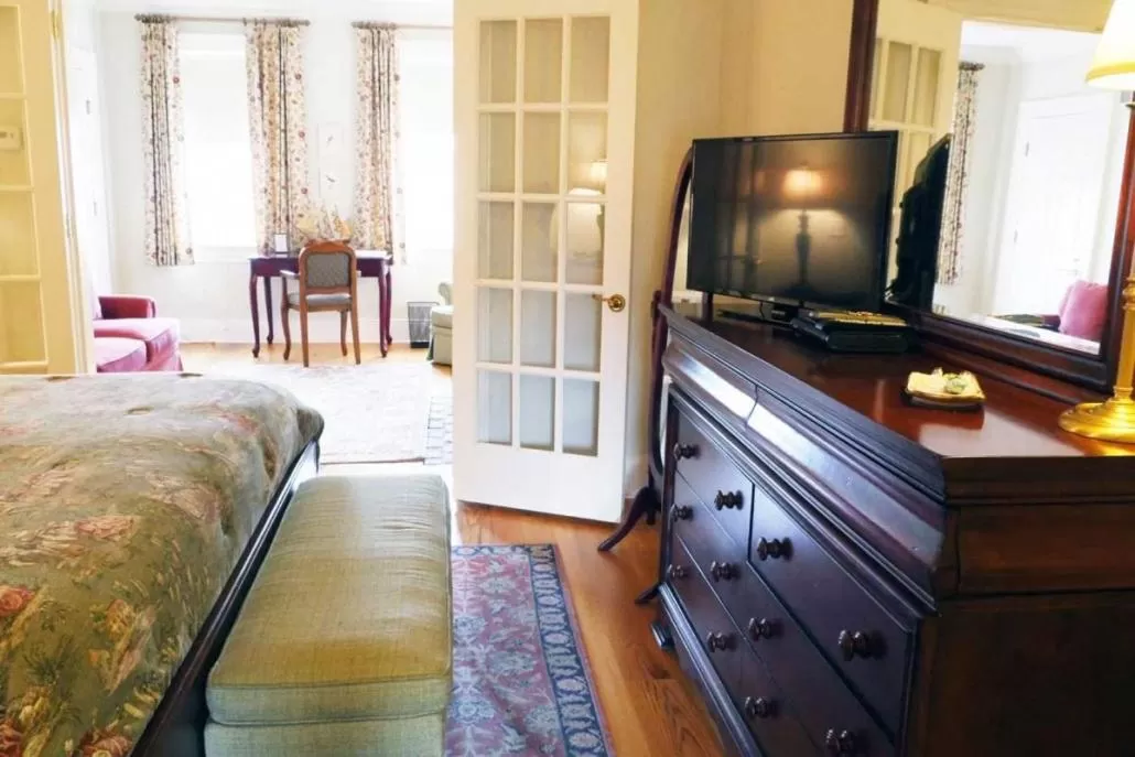 Seating area, TV/Entertainment Center in Compass Rose Inn