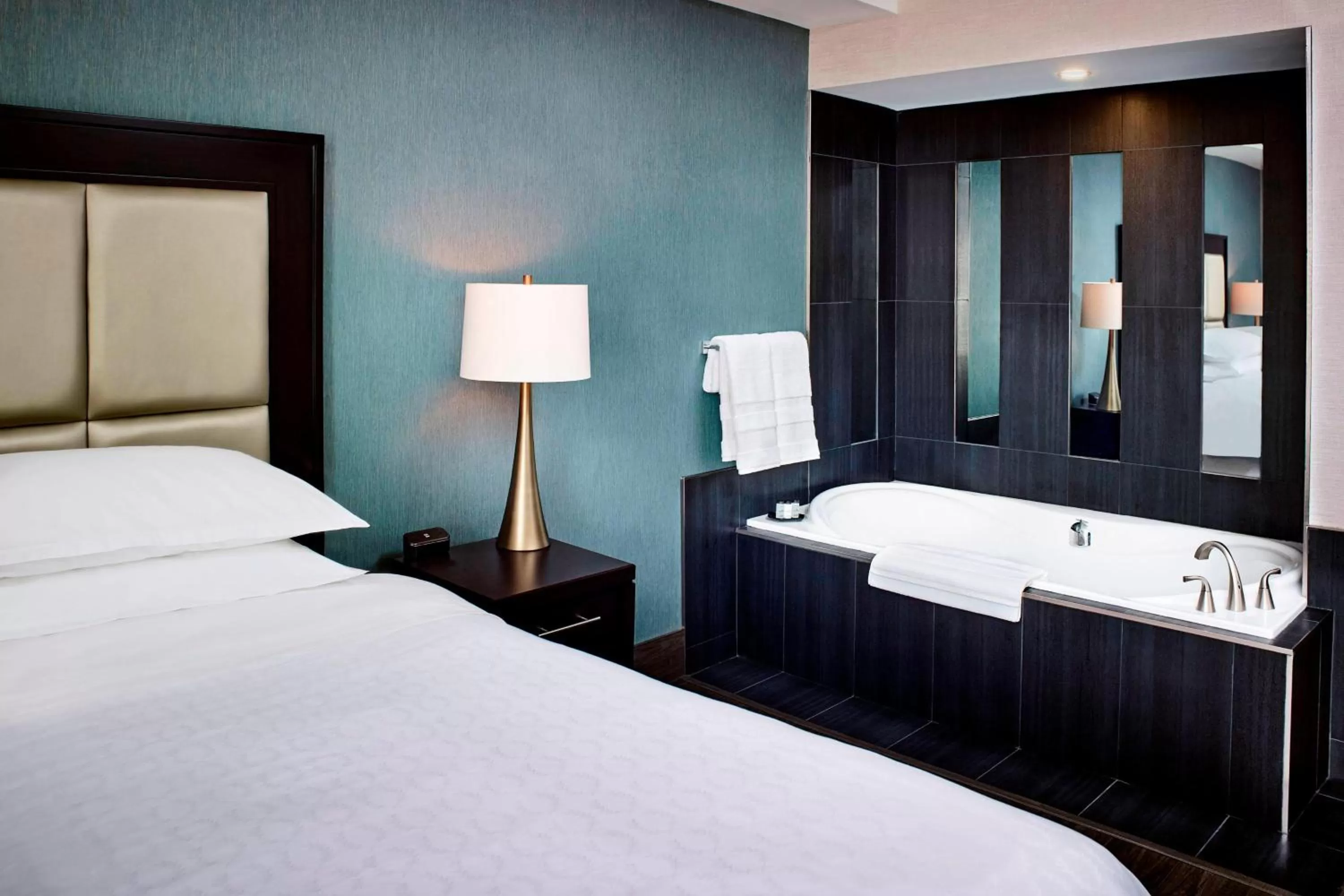 Swimming pool, Bed in Sheraton Hamilton Hotel