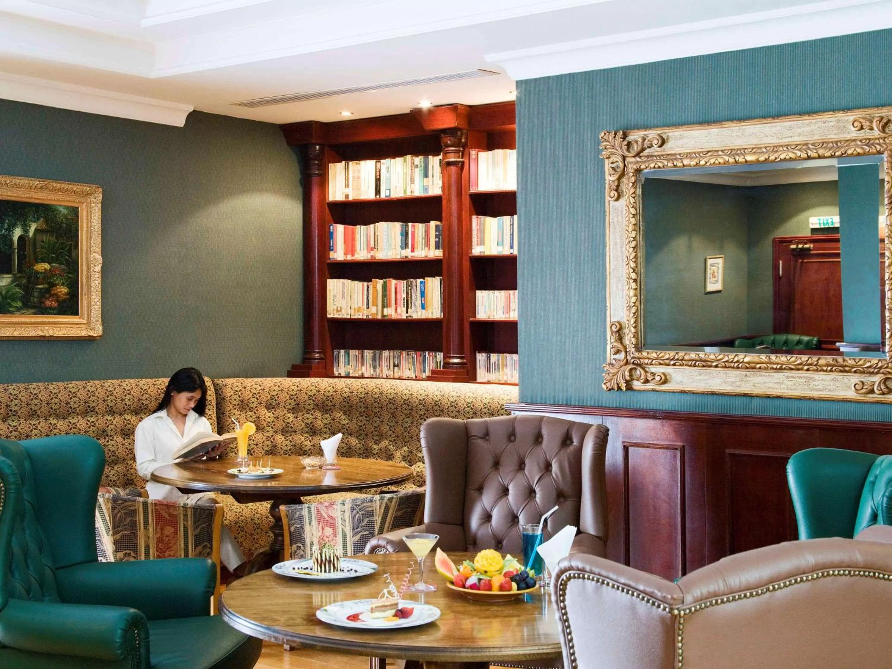 Lounge or bar in M Grand Hotel Doha