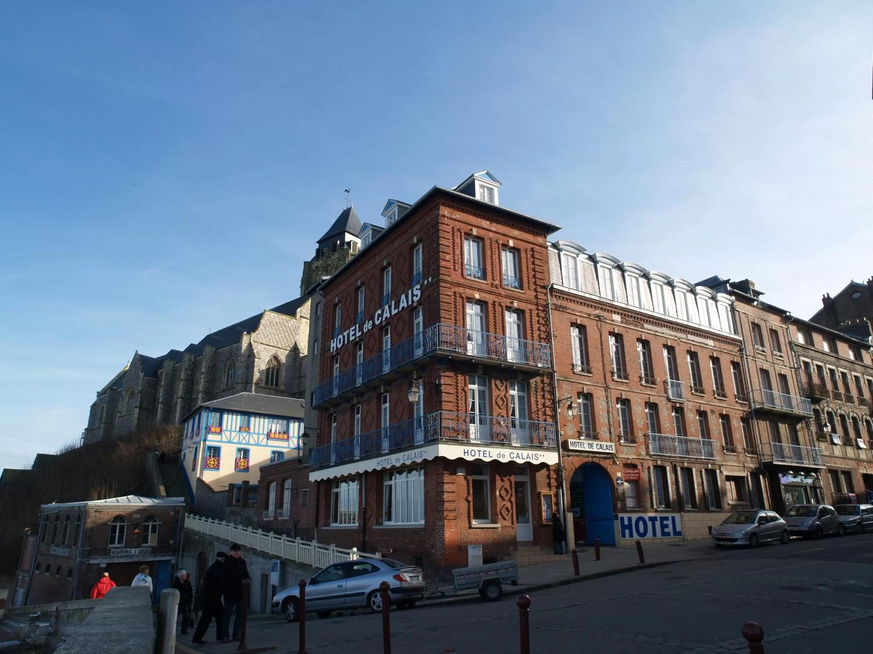 Facade/entrance in Hôtel De Calais