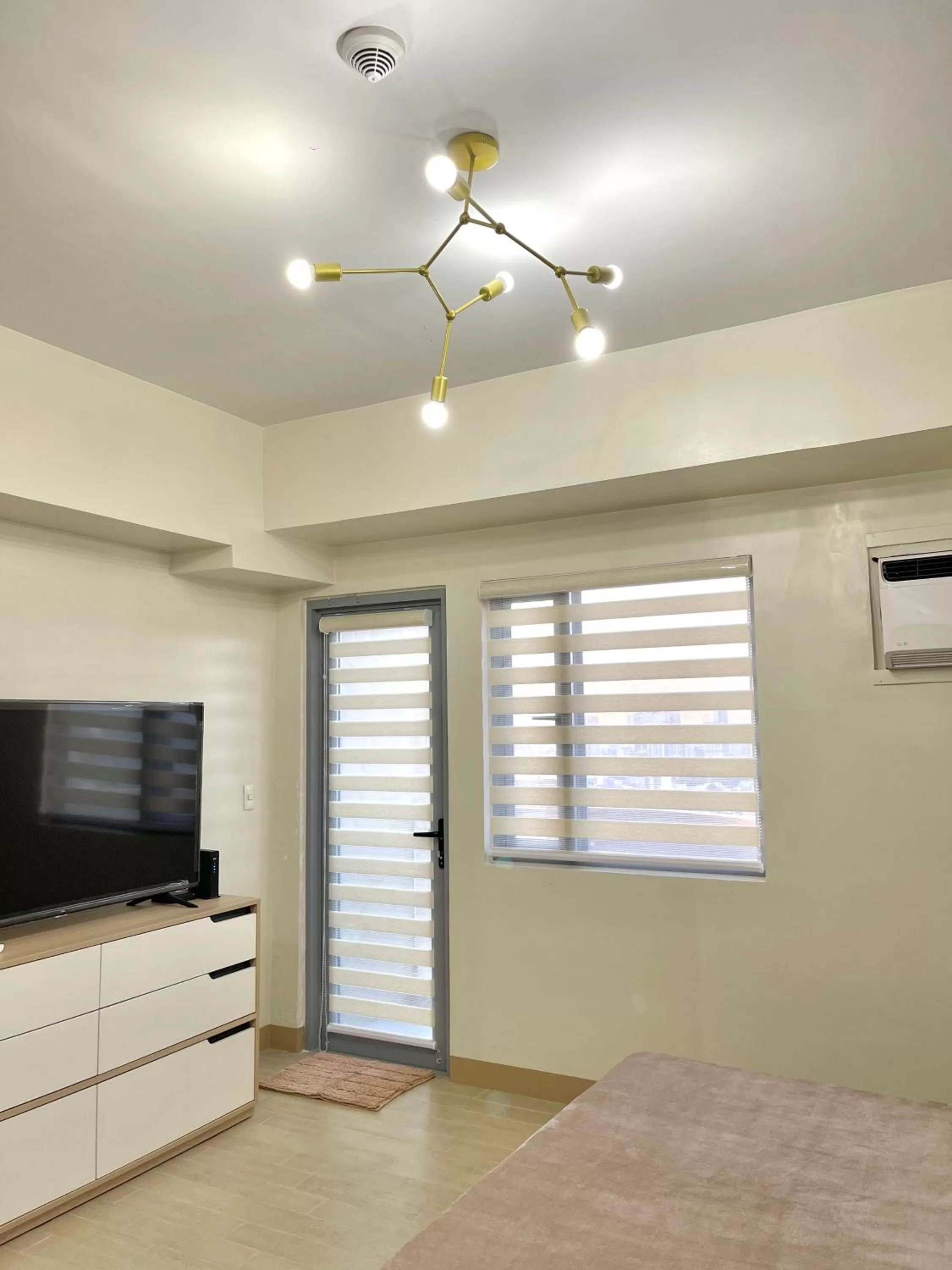 Bed, TV/Entertainment Center in Cubao, Quezon City Condo Staycation (wifi and netflix ready)