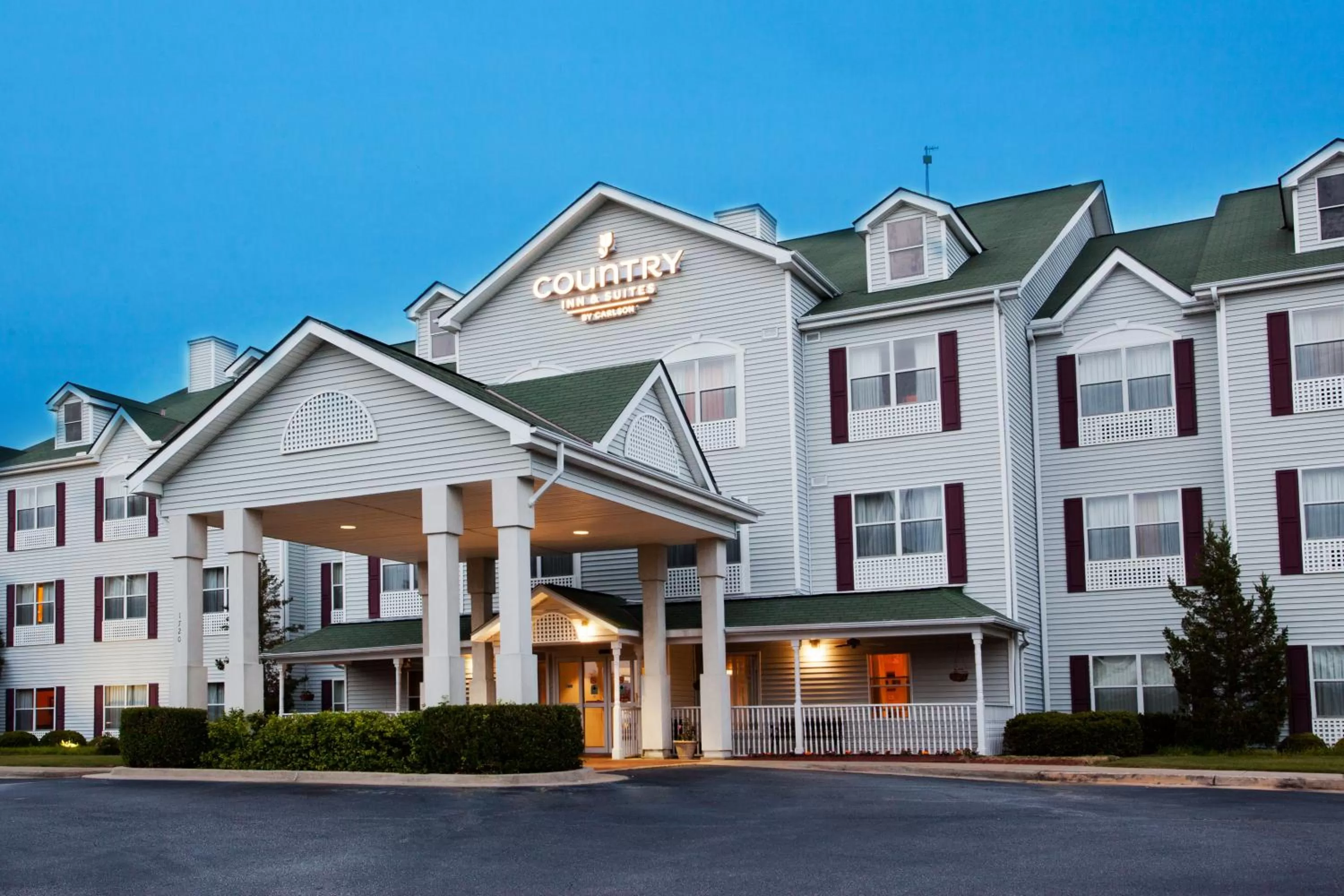 Property building in Country Inn & Suites by Radisson, Columbus, GA