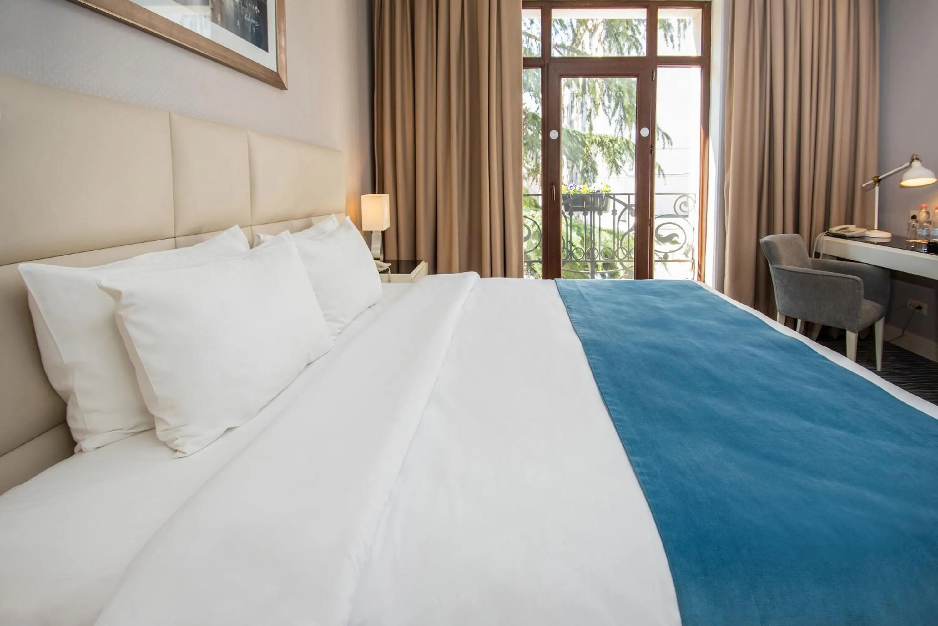 Bedroom, Bed in City Avenue Hotel