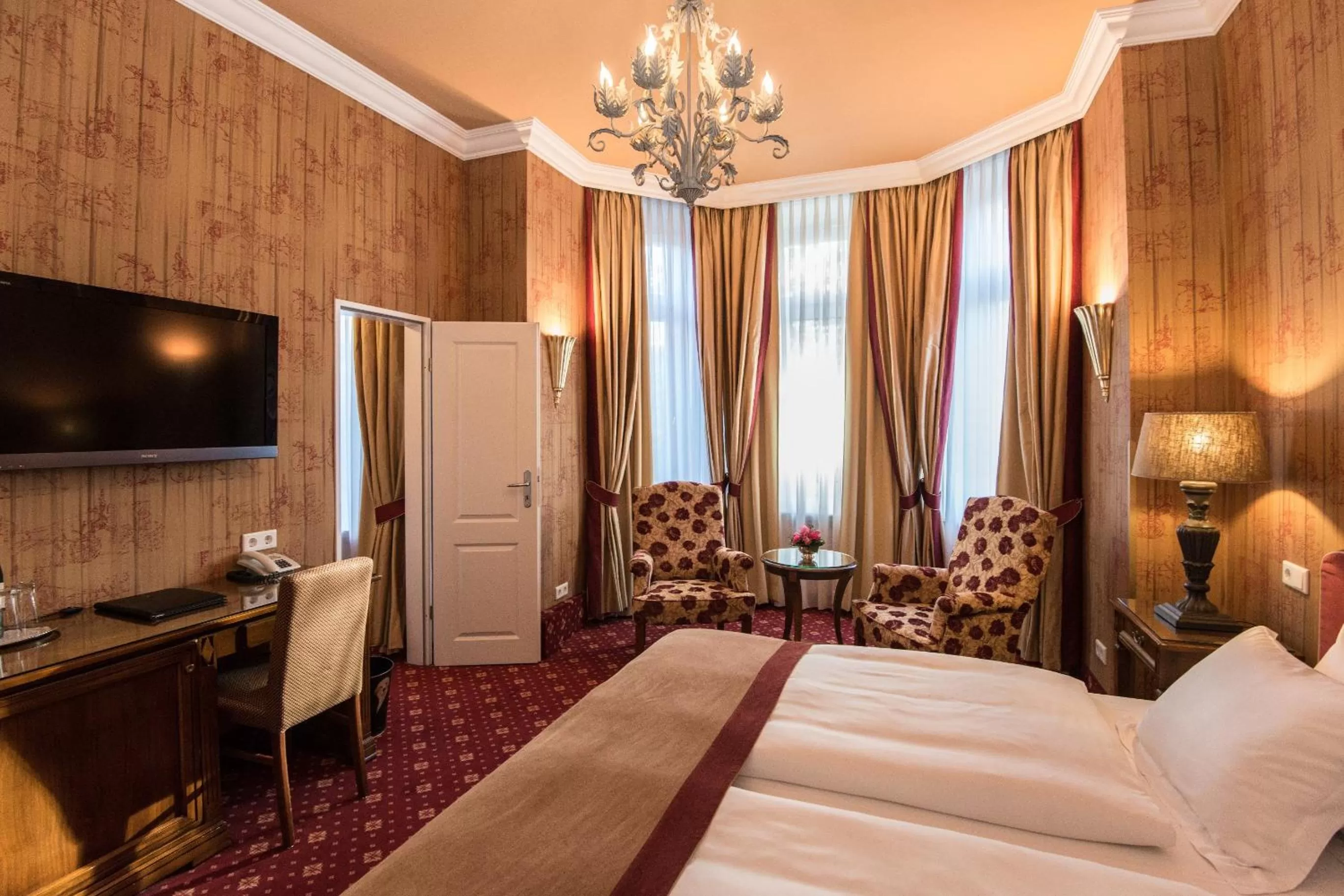 Photo of the whole room, Bed in Hotel City House