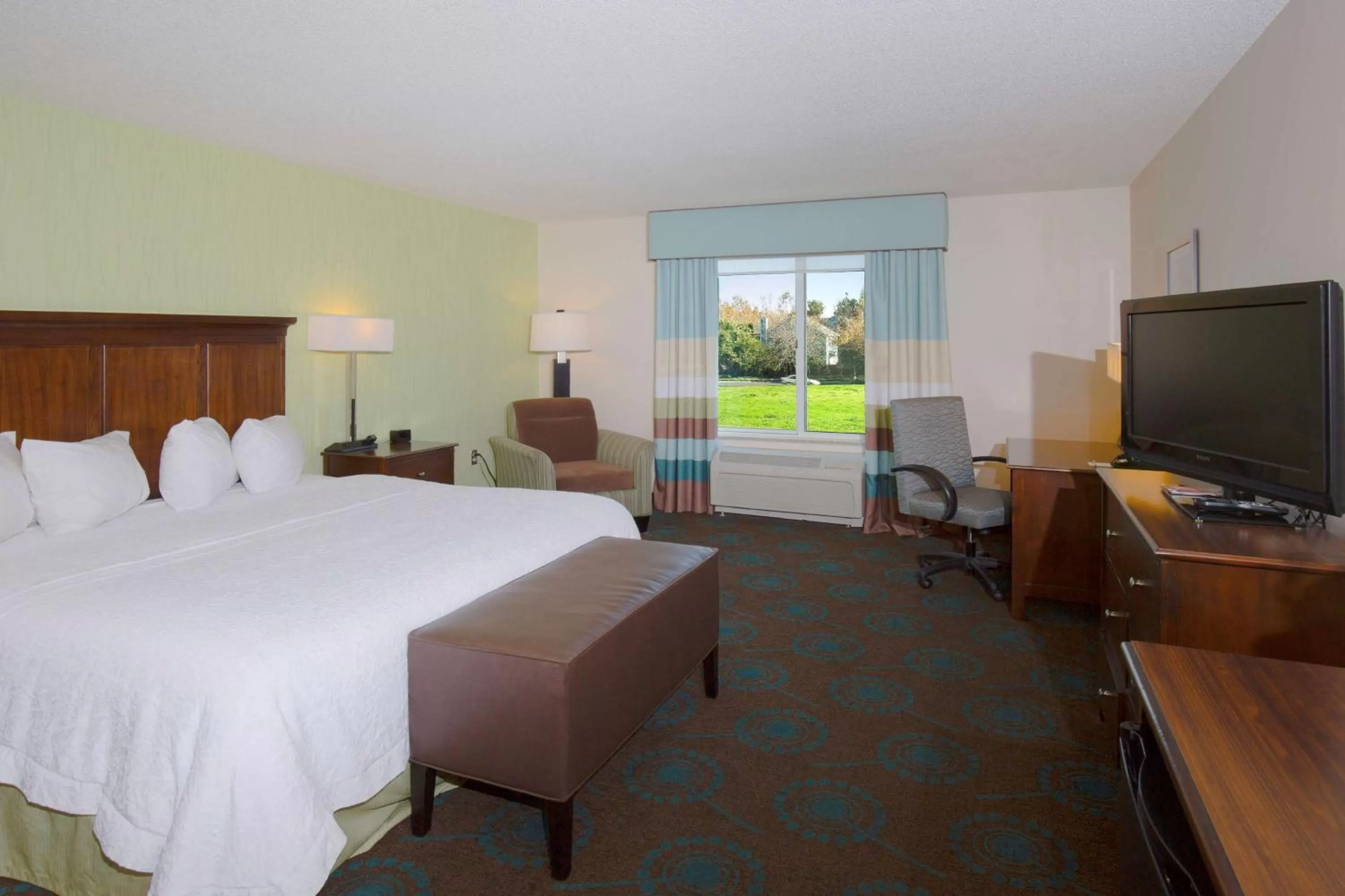 Bed in Hampton Inn & Suites Suisun City Waterfront