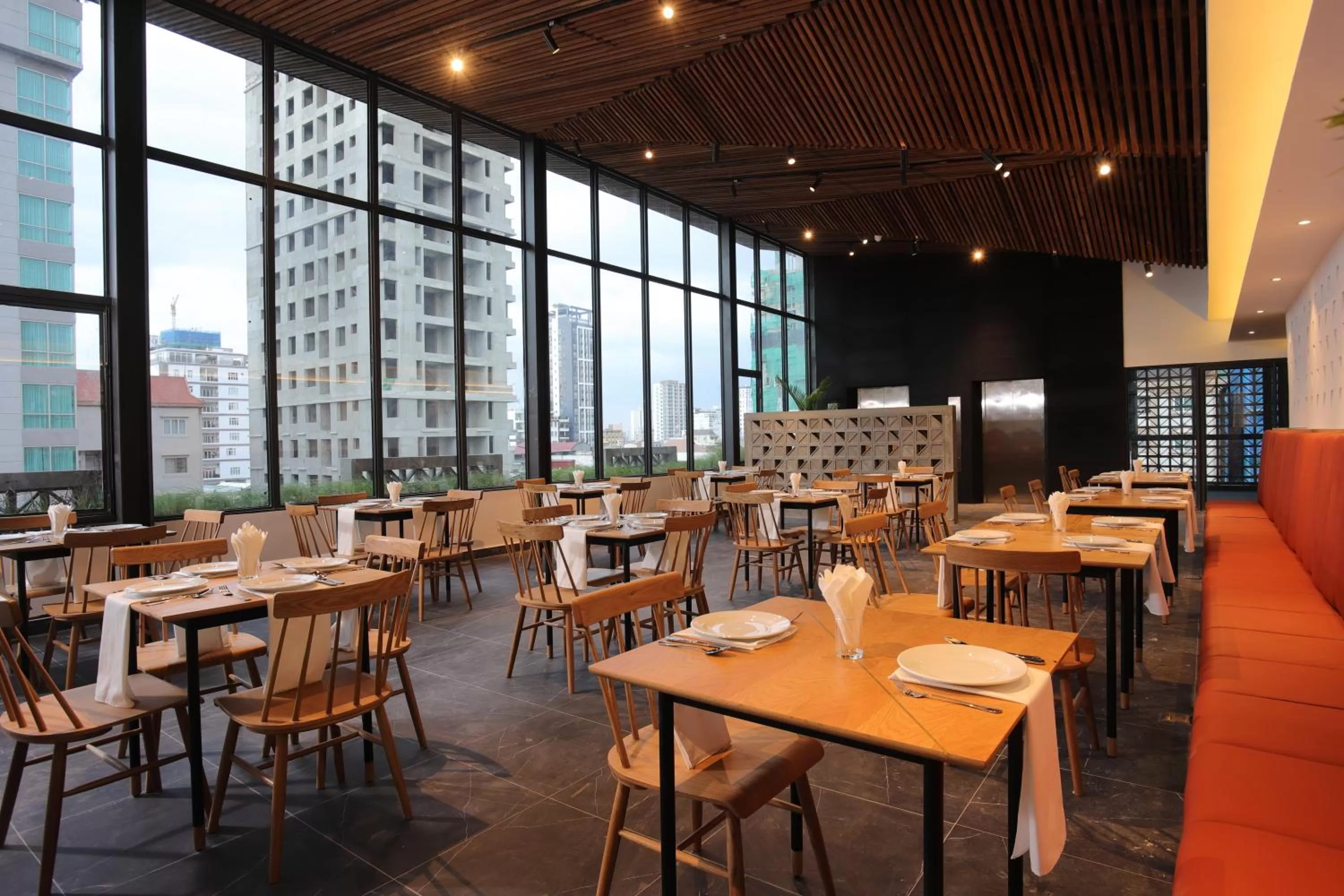 Restaurant/places to eat in Baitong Hotel & Resort Phnom Penh