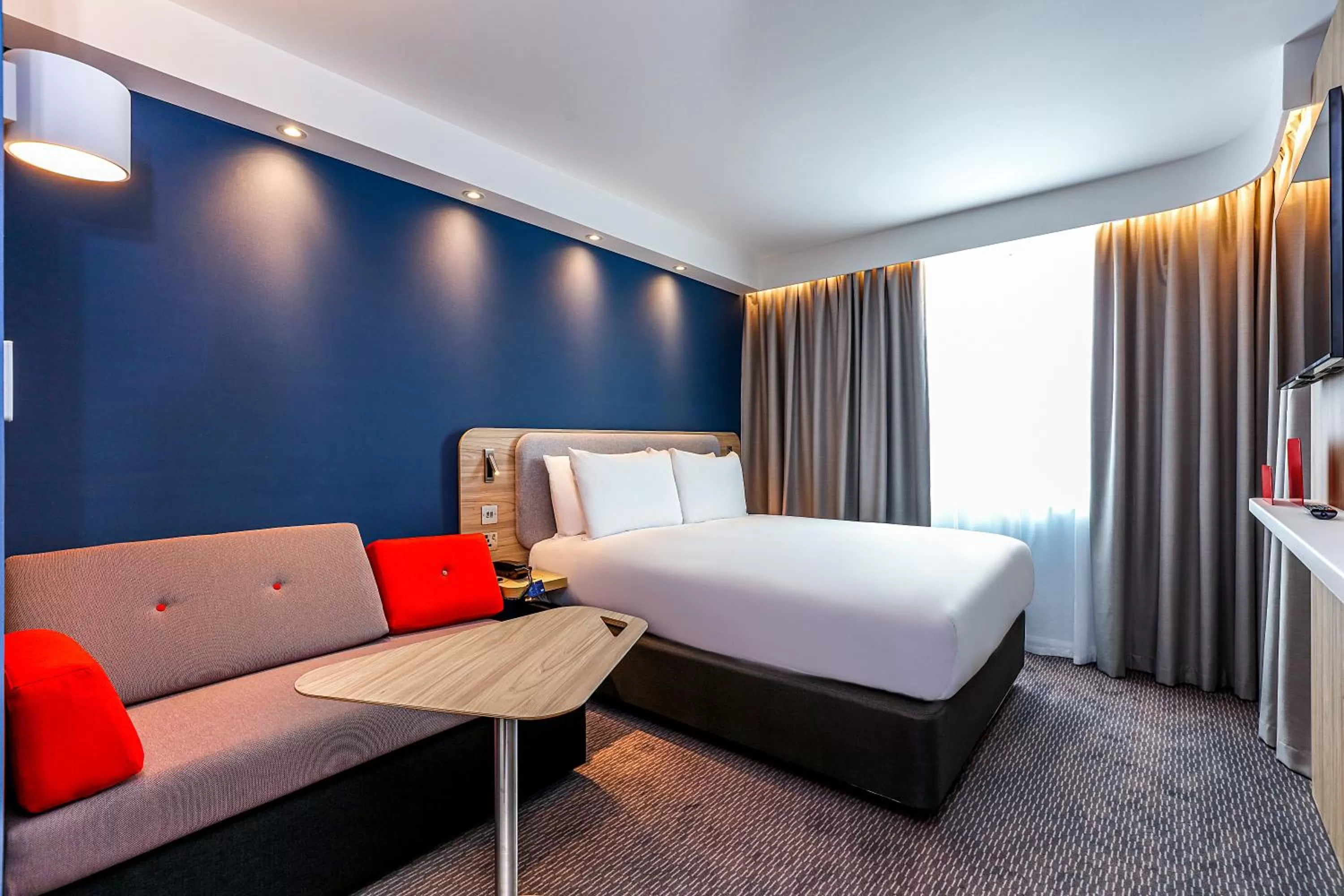 Bedroom, Bed in Holiday Inn Express - Exeter - City Centre by IHG