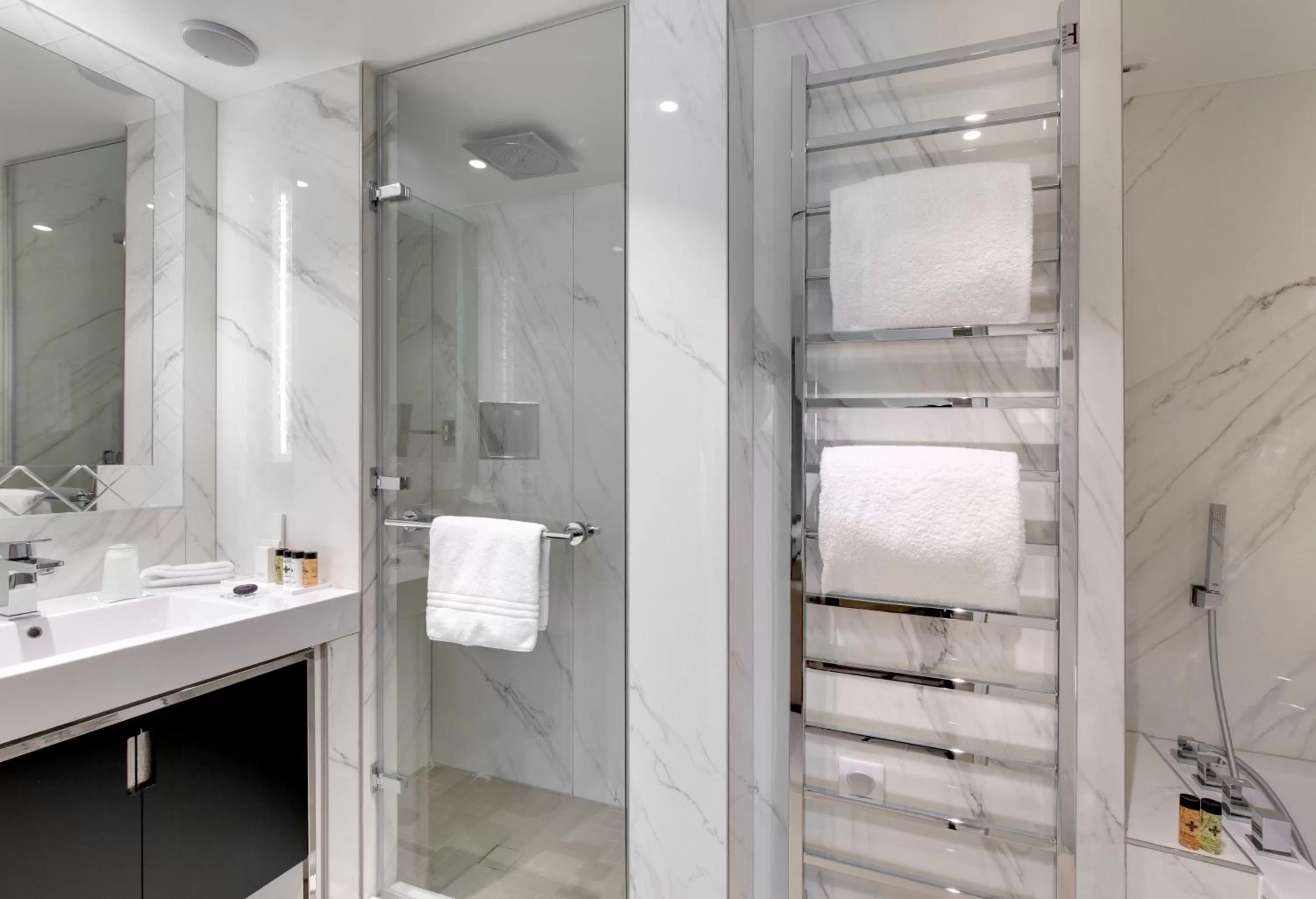 Bathroom in La Villa Haussmann