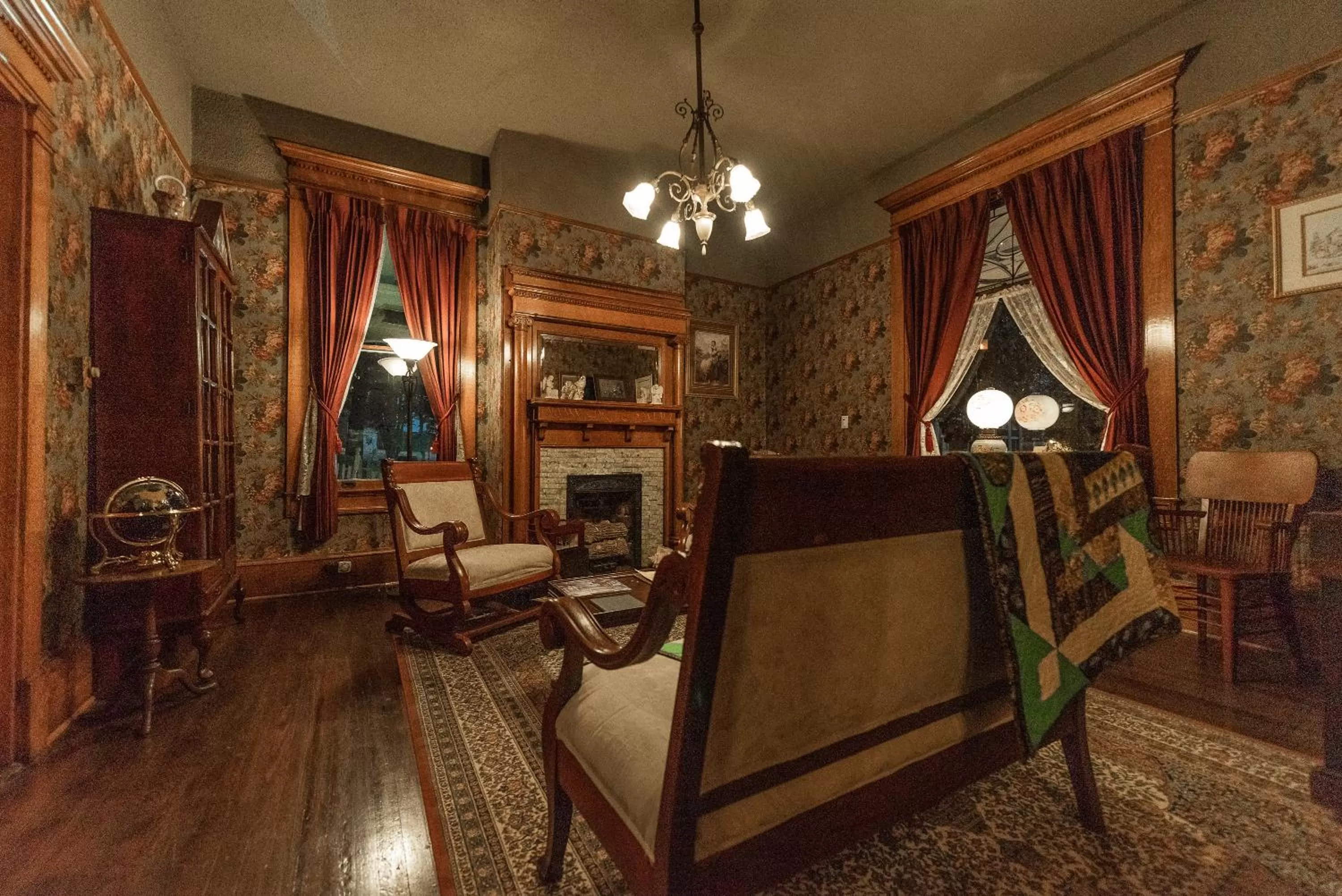 Living room in Simmons-Bond Inn Bed & Breakfast