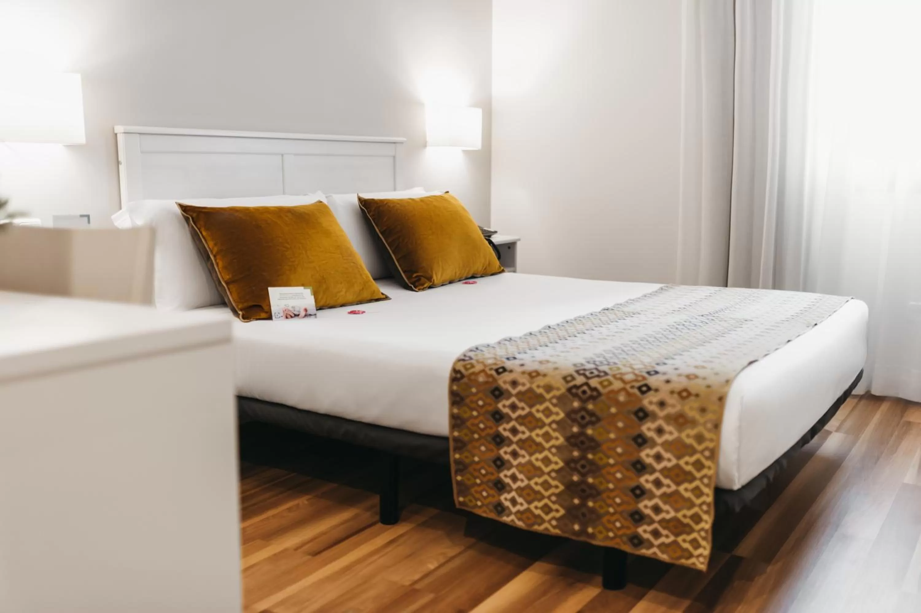 Photo of the whole room, Bed in Oriente Atiram Hotel