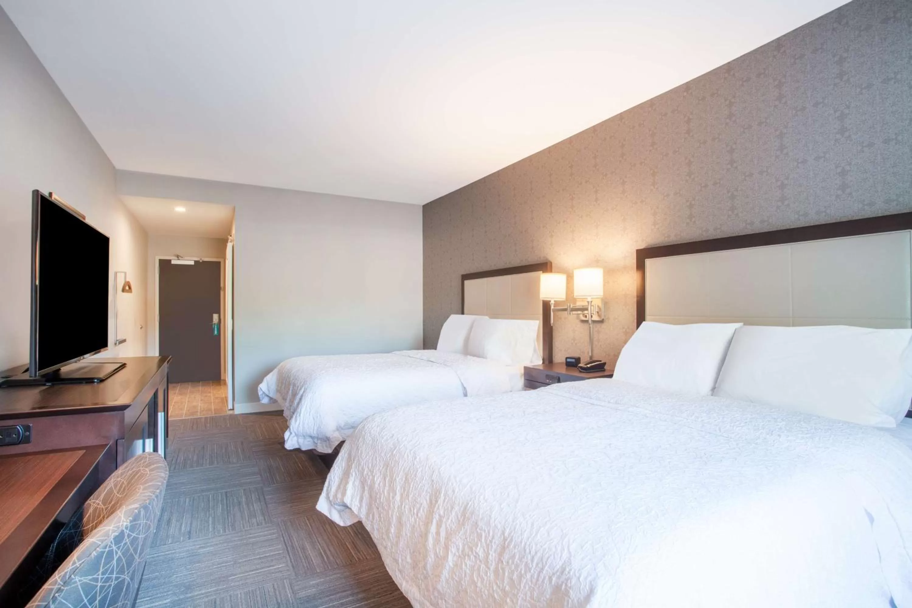 Bedroom, Bed in Hampton Inn Rochester Penfield, Ny