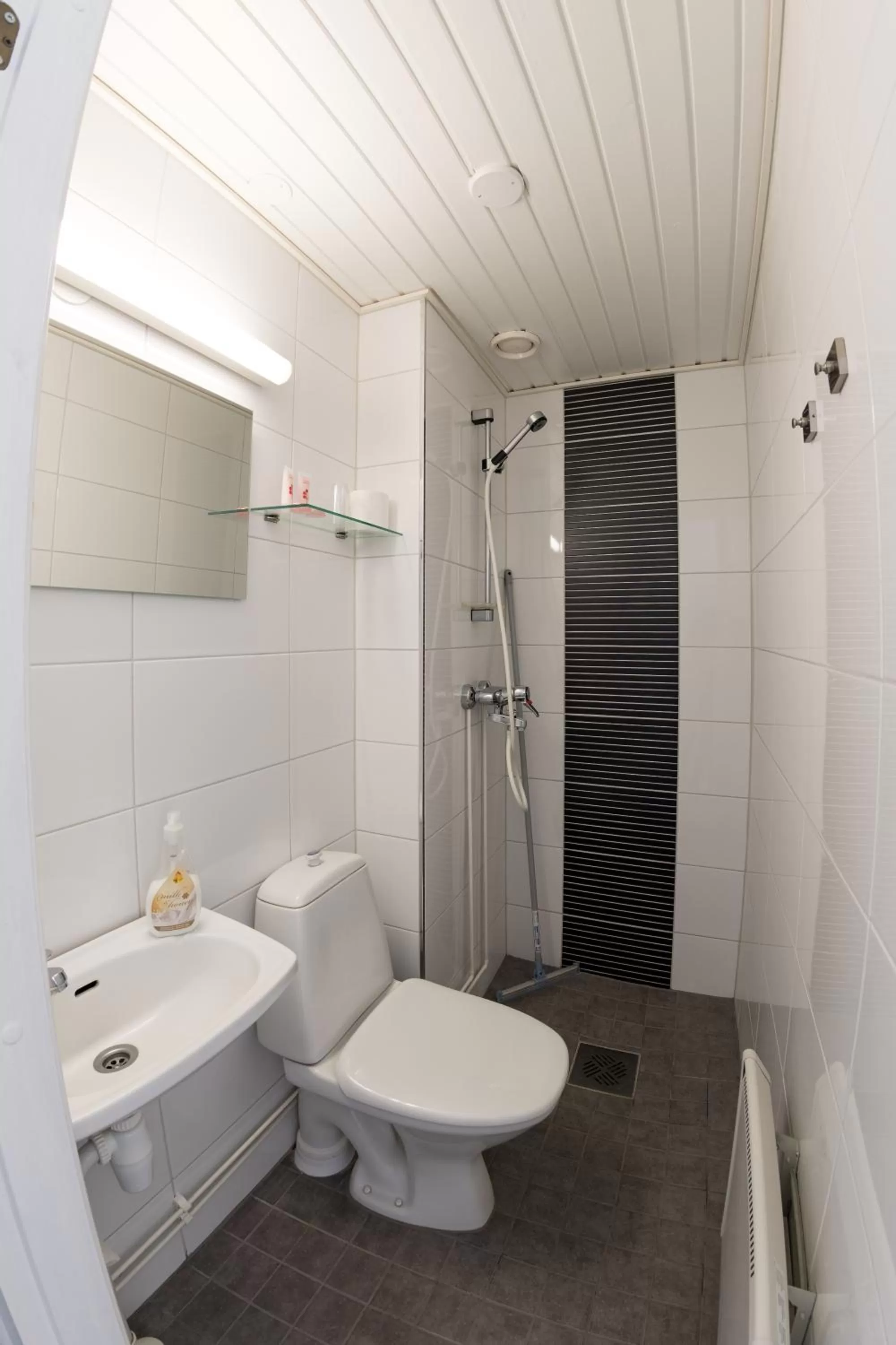 Shower in Hotelli Uninen Tampere