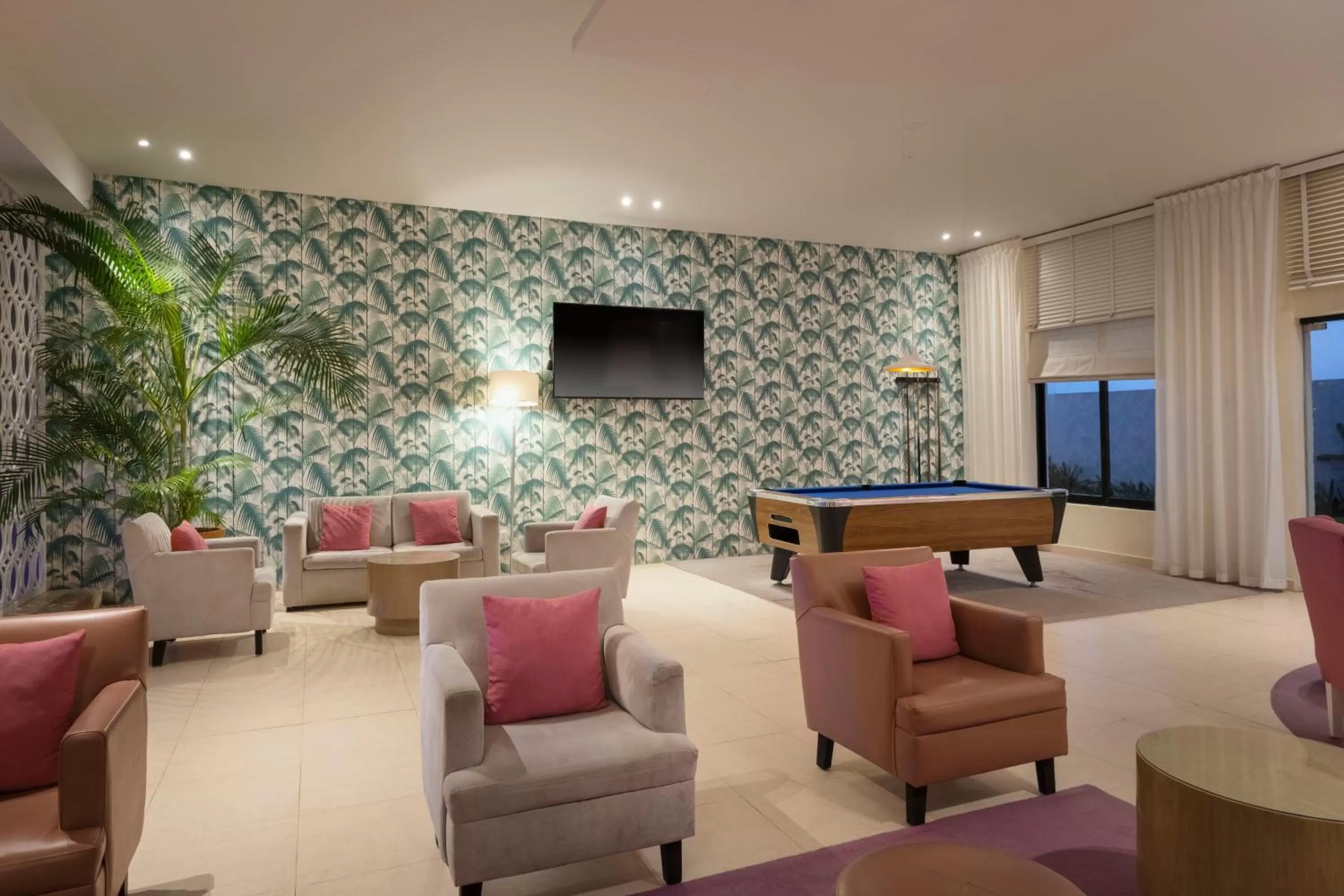 Communal lounge/ TV room in Hotel NYX Cancun