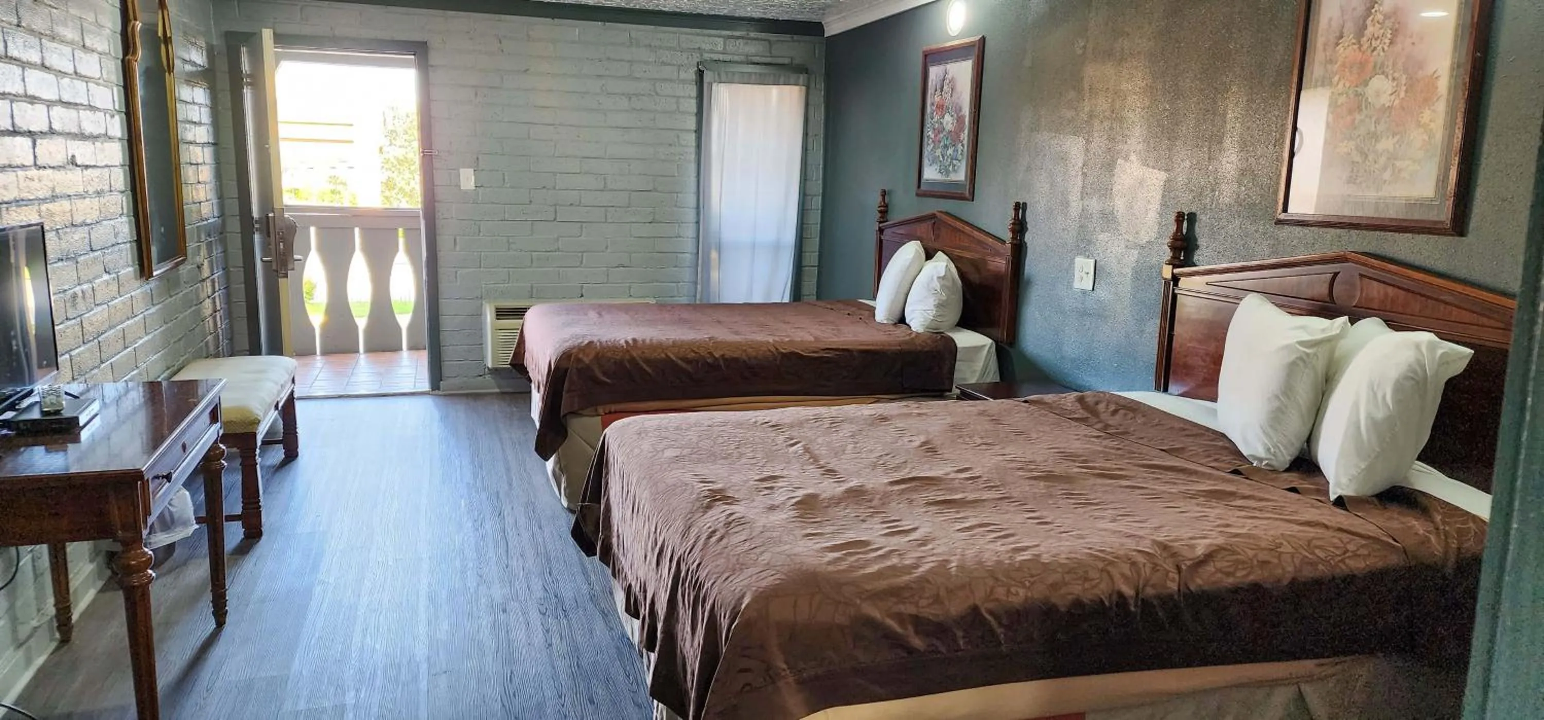 Bed in Stratford Inn Tyler