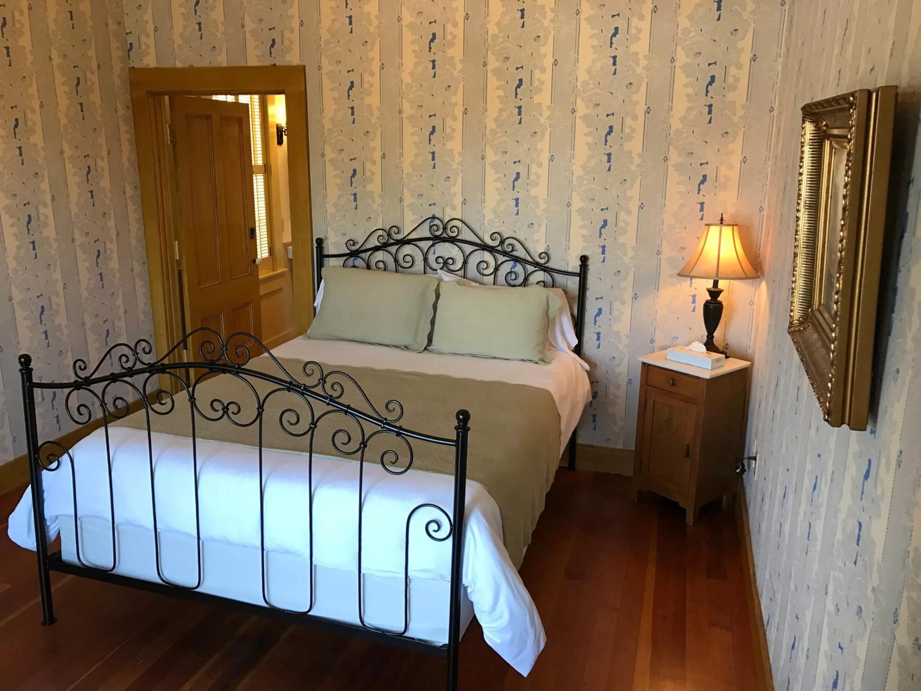 Bedroom, Bed in Cosmopolitan Hotel