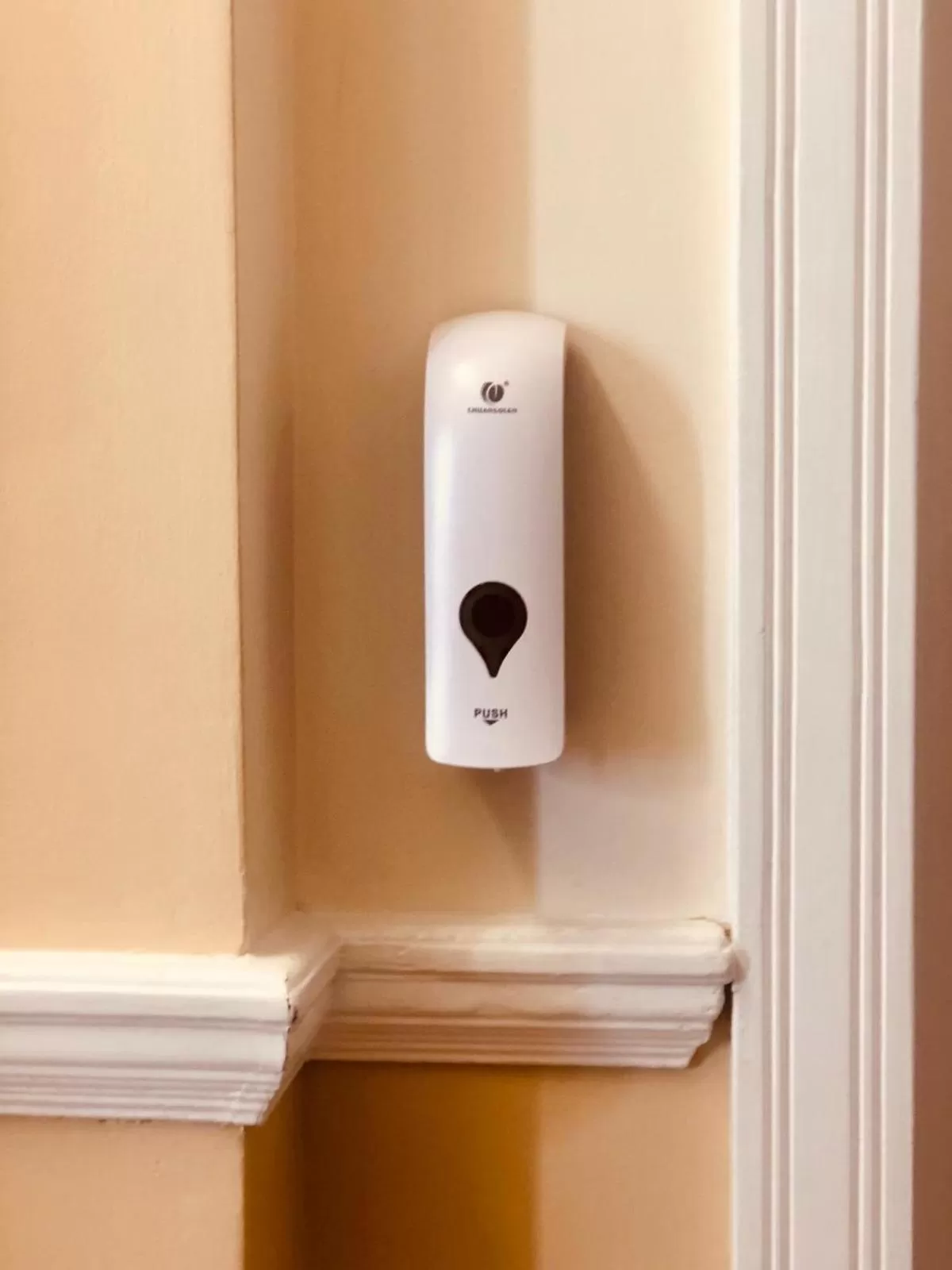 Communal lounge/ TV room in Shakespeare Hotel